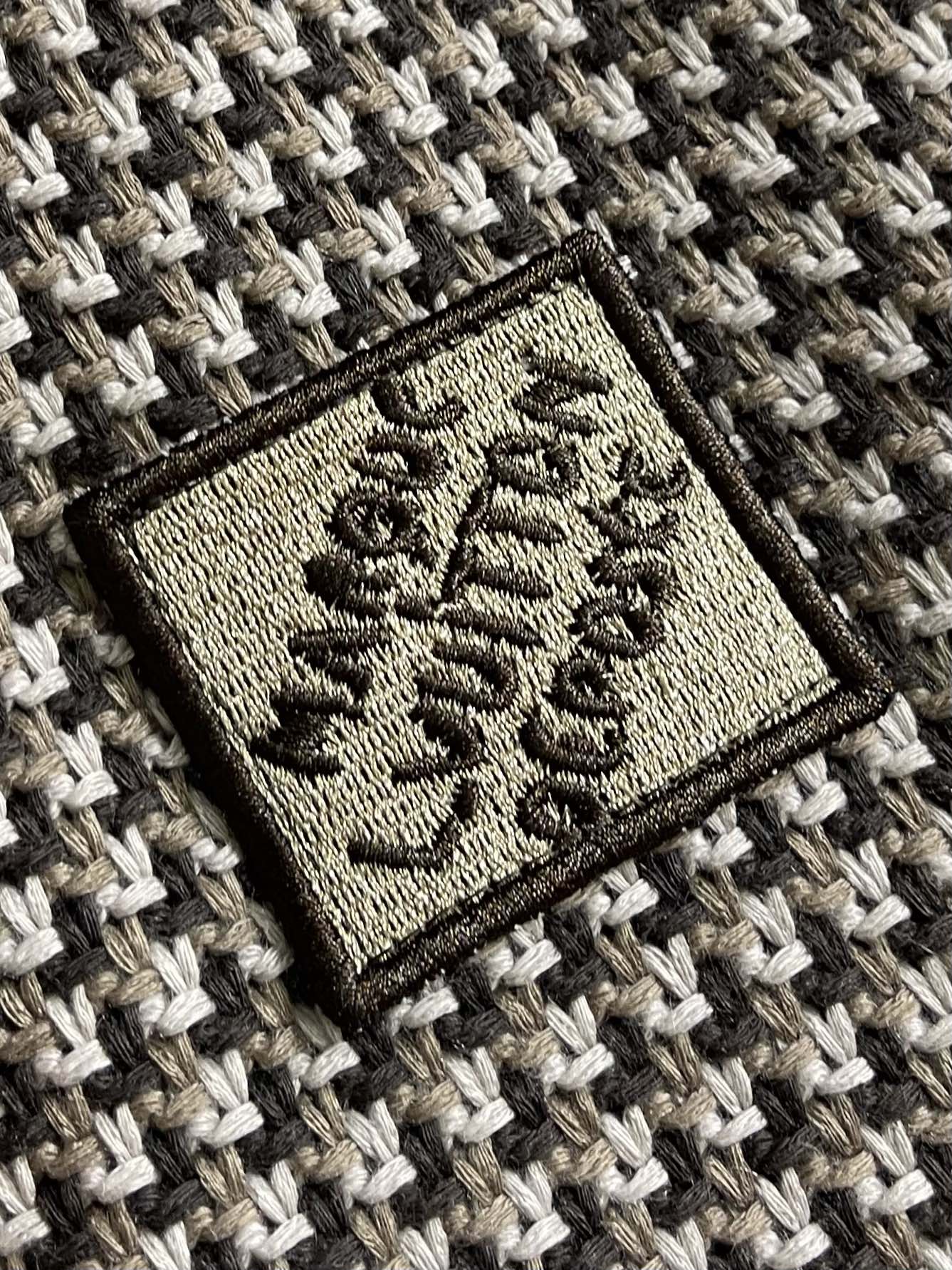 LV 提花3D飞行员针织外套，面料采用100％棉质毛料，内衬采用100％人棉。该款采用定染毛纱，米白配套