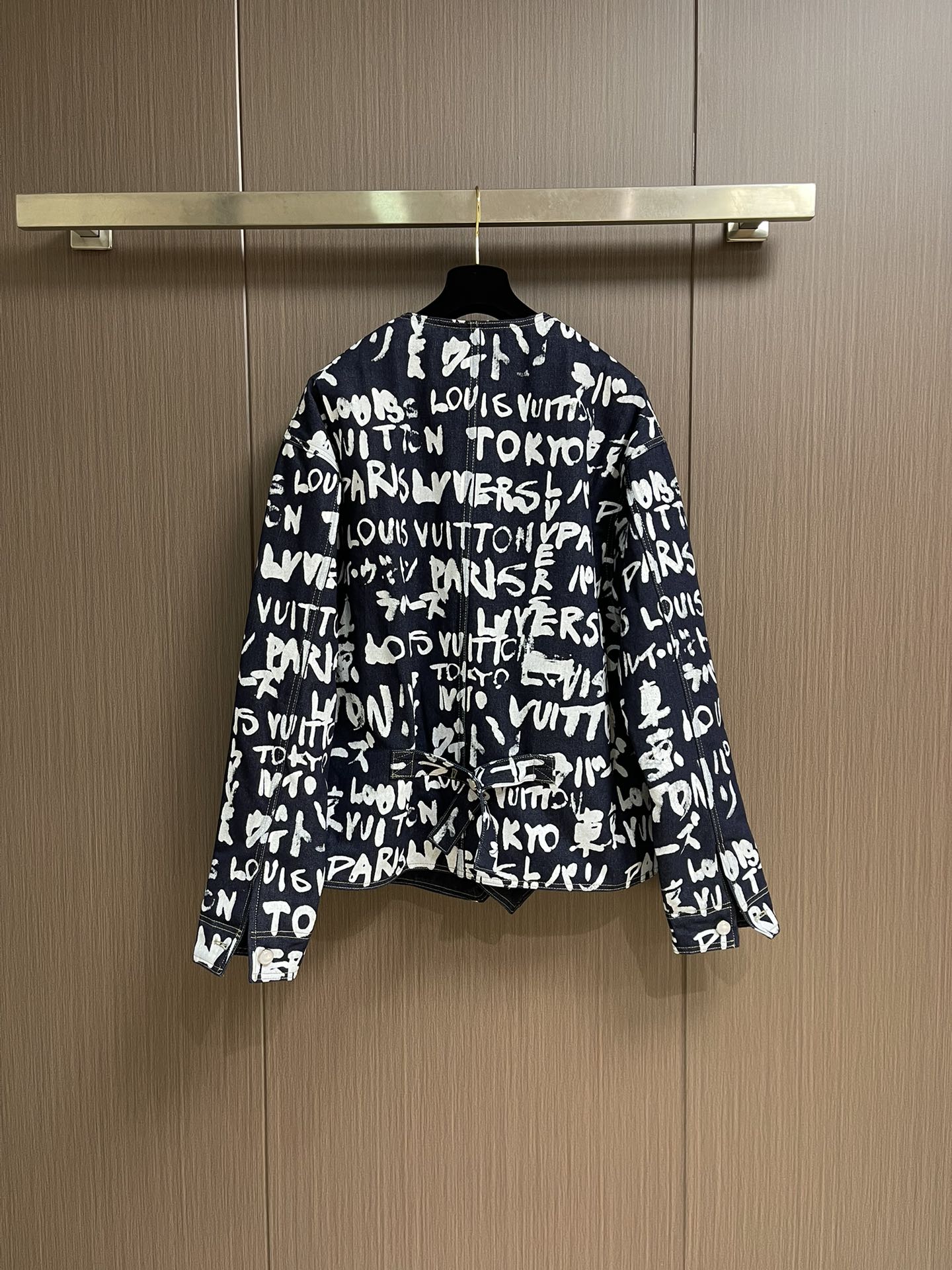 LV X Nigo 联名款 FW25 V领涂鸦牛仔外套，秋冬秀款高订面料采用430克牛仔布料，洗水后手感