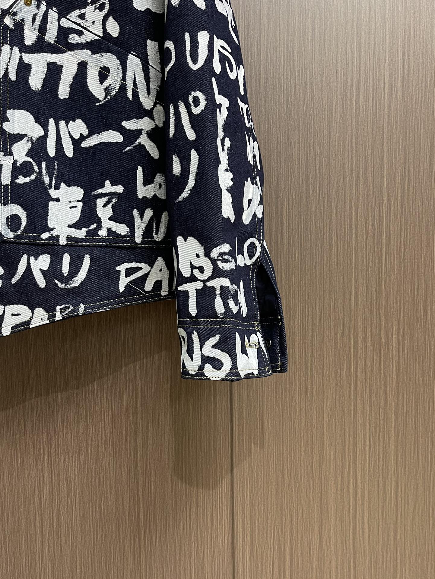 LV X Nigo 联名款 FW25 V领涂鸦牛仔外套，秋冬秀款高订面料采用430克牛仔布料，洗水后手感