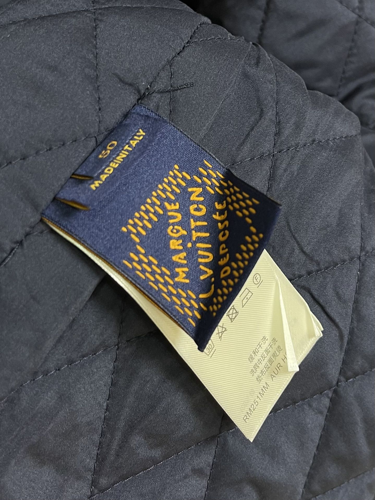 LV X Nigo 联名款 FW25 V领涂鸦牛仔外套，秋冬秀款高订面料采用430克牛仔布料，洗水后手感