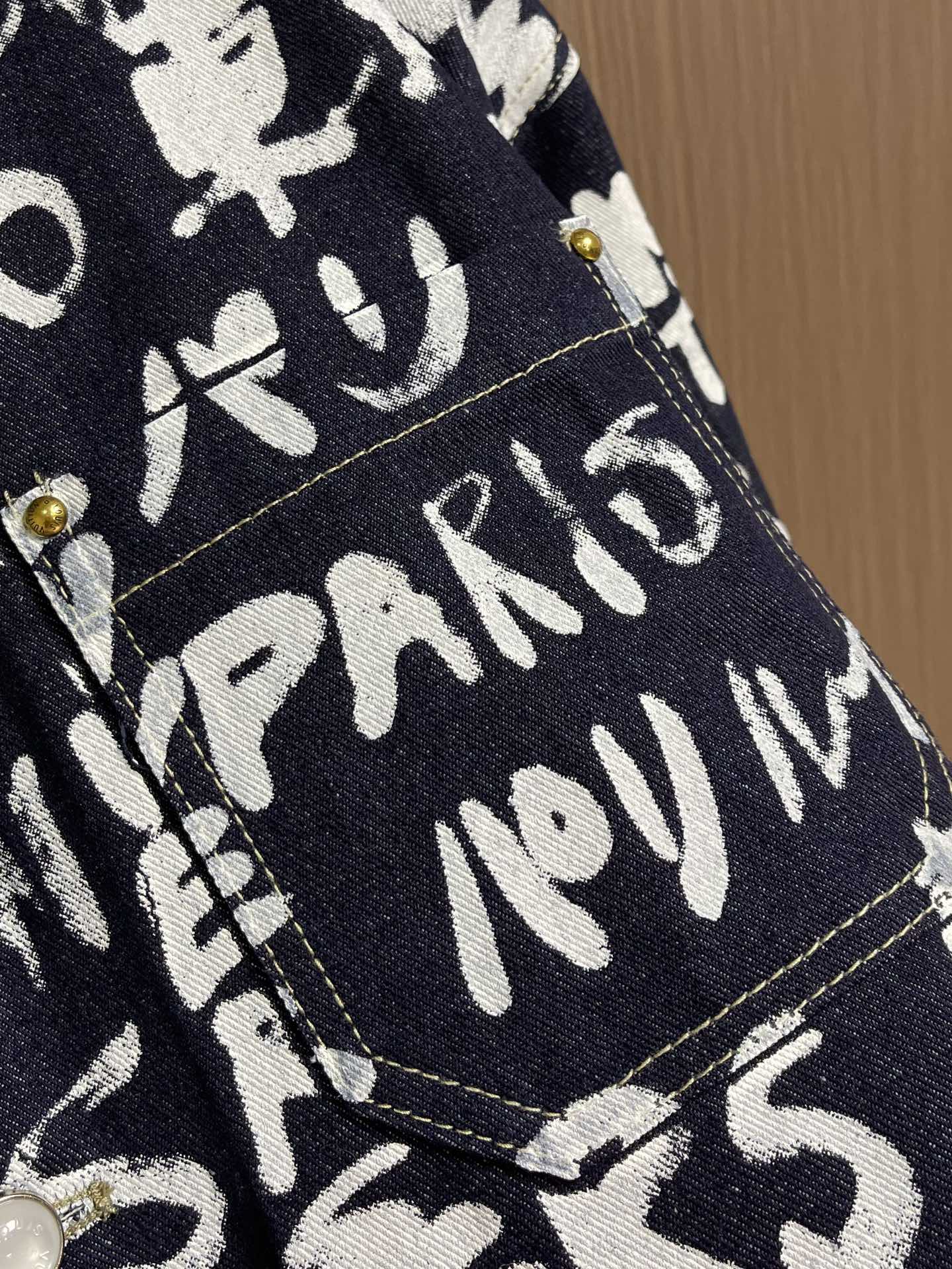 LV X Nigo 联名款 FW25 V领涂鸦牛仔外套，秋冬秀款高订面料采用430克牛仔布料，洗水后手感