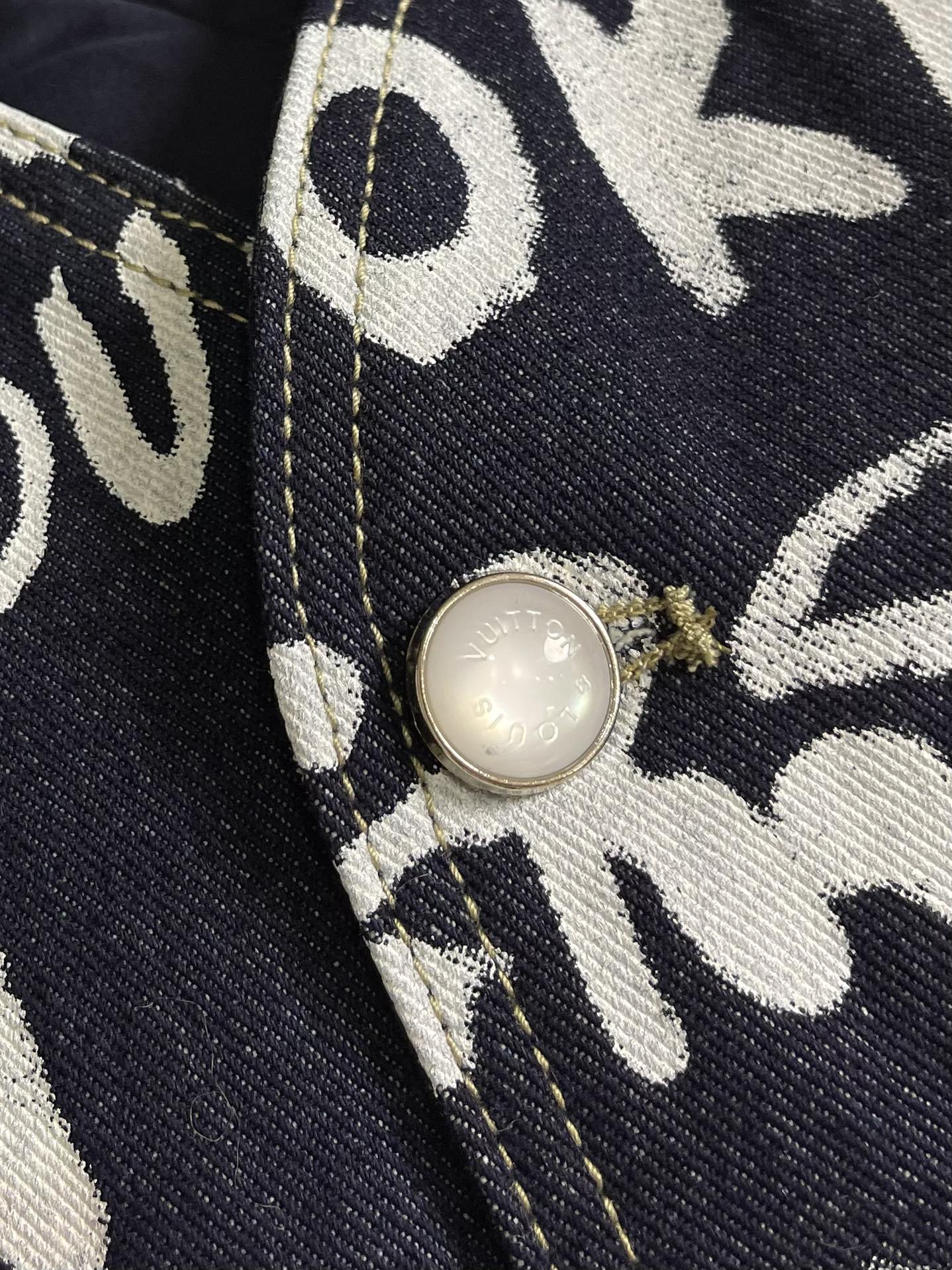 LV X Nigo 联名款 FW25 V领涂鸦牛仔外套，秋冬秀款高订面料采用430克牛仔布料，洗水后手感