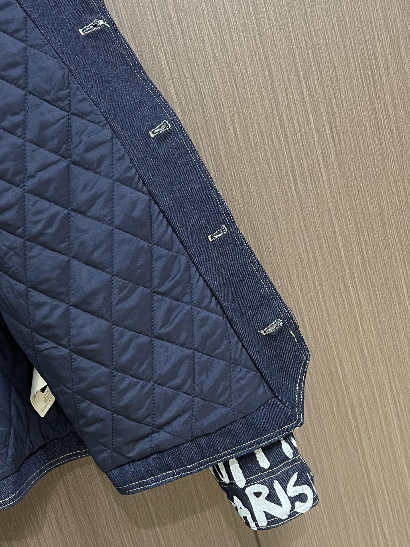 LV X Nigo 联名款 FW25 V领涂鸦牛仔外套，秋冬秀款高订面料采用430克牛仔布料，洗水后手感