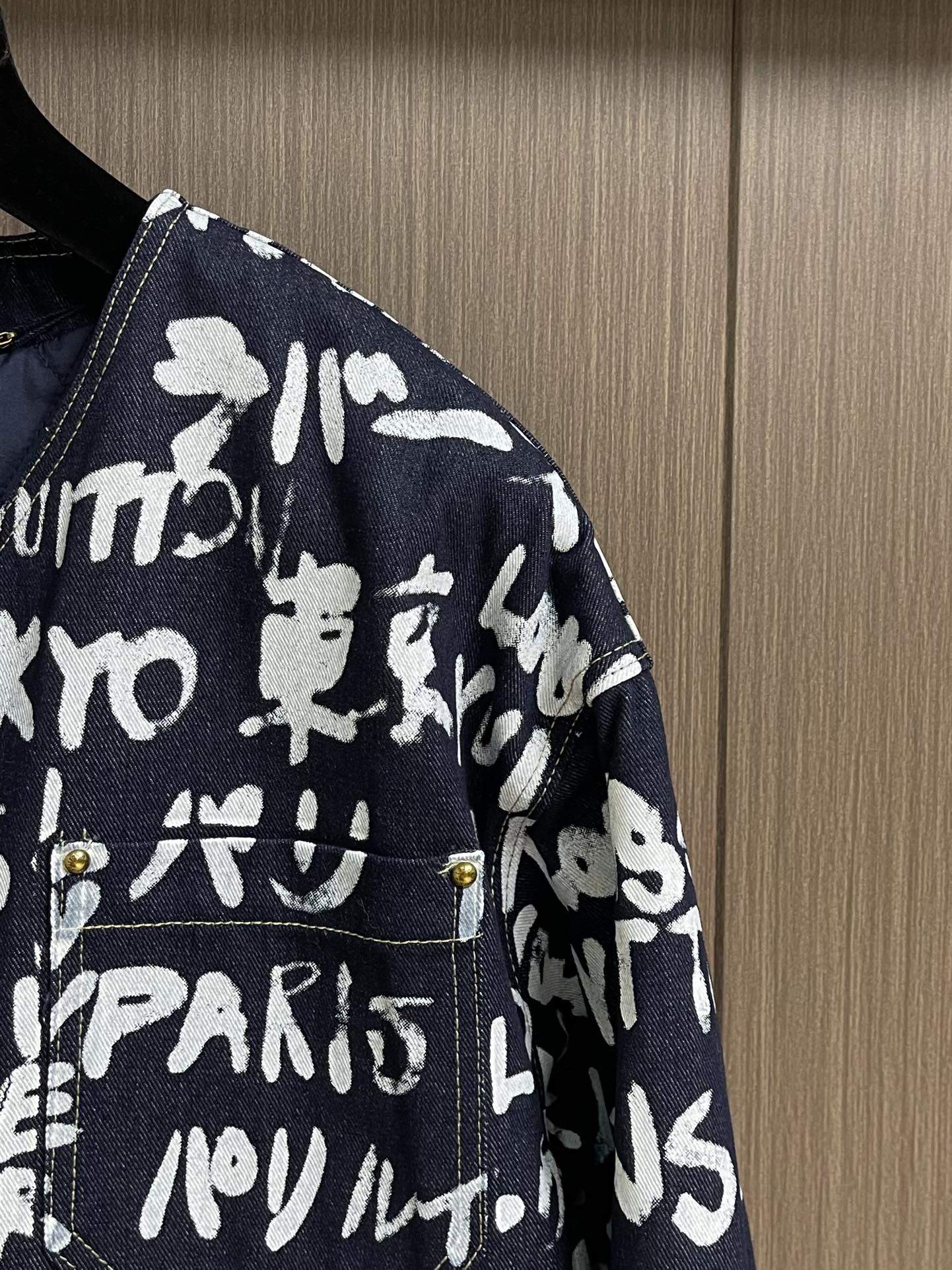 LV X Nigo 联名款 FW25 V领涂鸦牛仔外套，秋冬秀款高订面料采用430克牛仔布料，洗水后手感