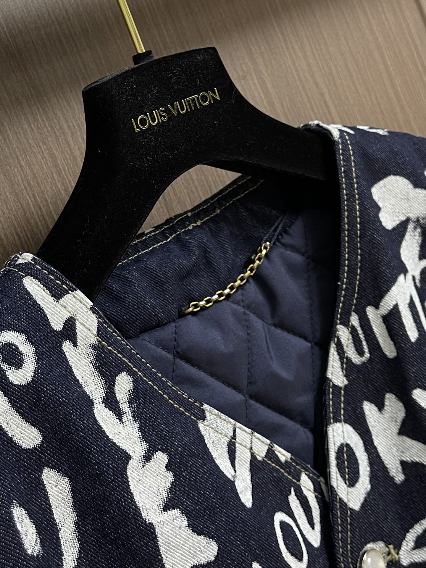 LV X Nigo 联名款 FW25 V领涂鸦牛仔外套，秋冬秀款高订面料采用430克牛仔布料，洗水后手感