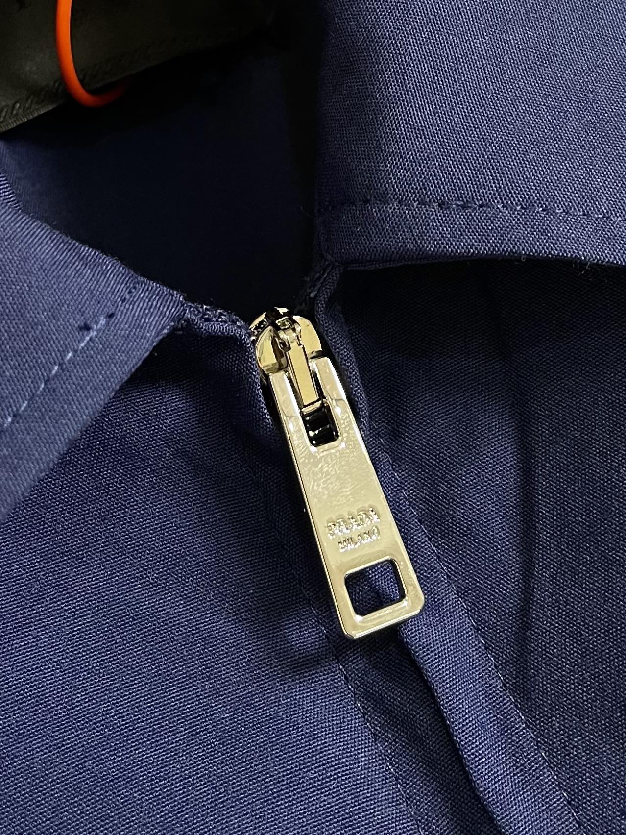 Prada 撞色印花徽标夹克外套 定制雅棉牛津纺 质感卓越 舒适贴肤 以一抹深邃蓝调为底 是沉淀后的优雅