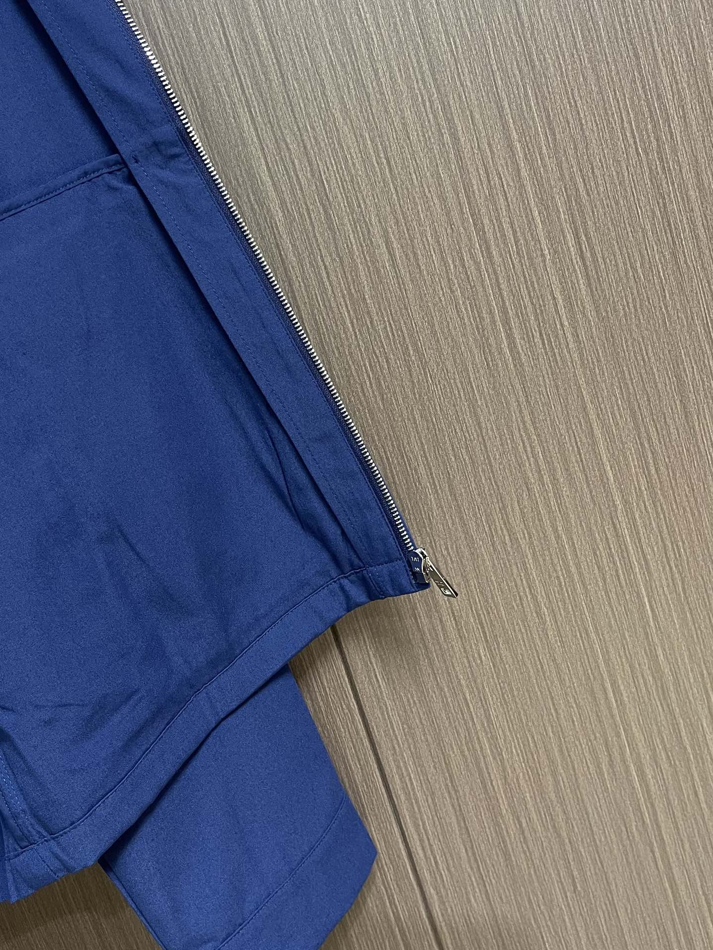 Prada 撞色印花徽标夹克外套 定制雅棉牛津纺 质感卓越 舒适贴肤 以一抹深邃蓝调为底 是沉淀后的优雅