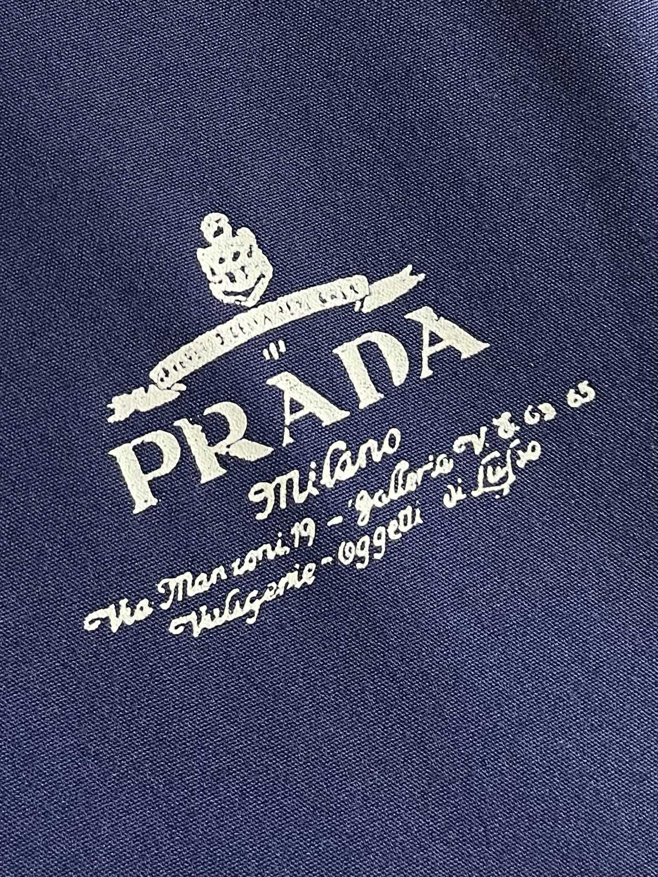 Prada 撞色印花徽标夹克外套 定制雅棉牛津纺 质感卓越 舒适贴肤 以一抹深邃蓝调为底 是沉淀后的优雅