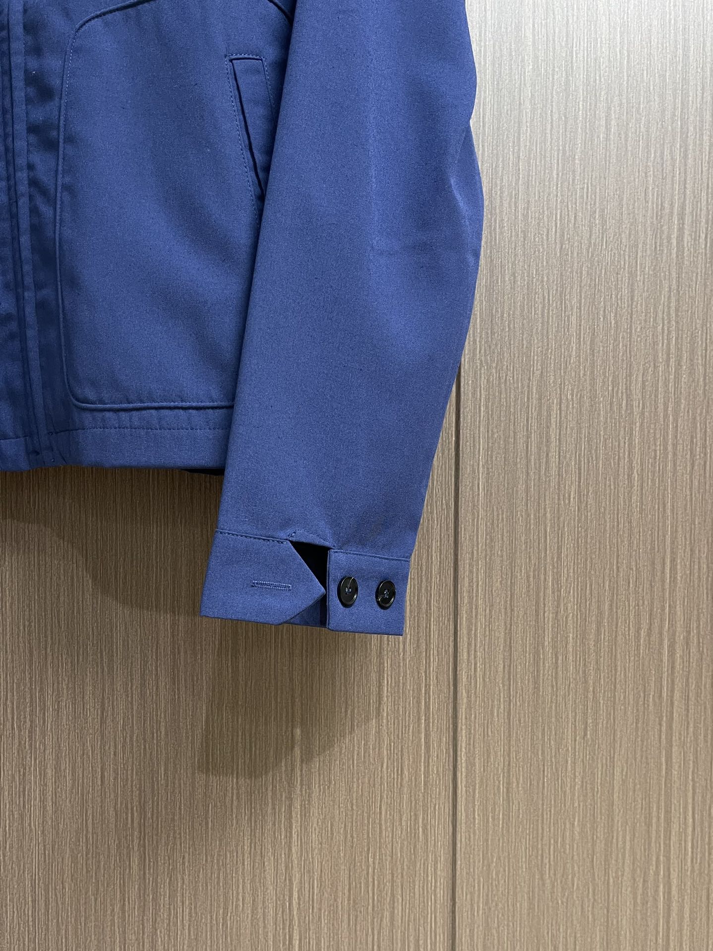 Prada 撞色印花徽标夹克外套 定制雅棉牛津纺 质感卓越 舒适贴肤 以一抹深邃蓝调为底 是沉淀后的优雅