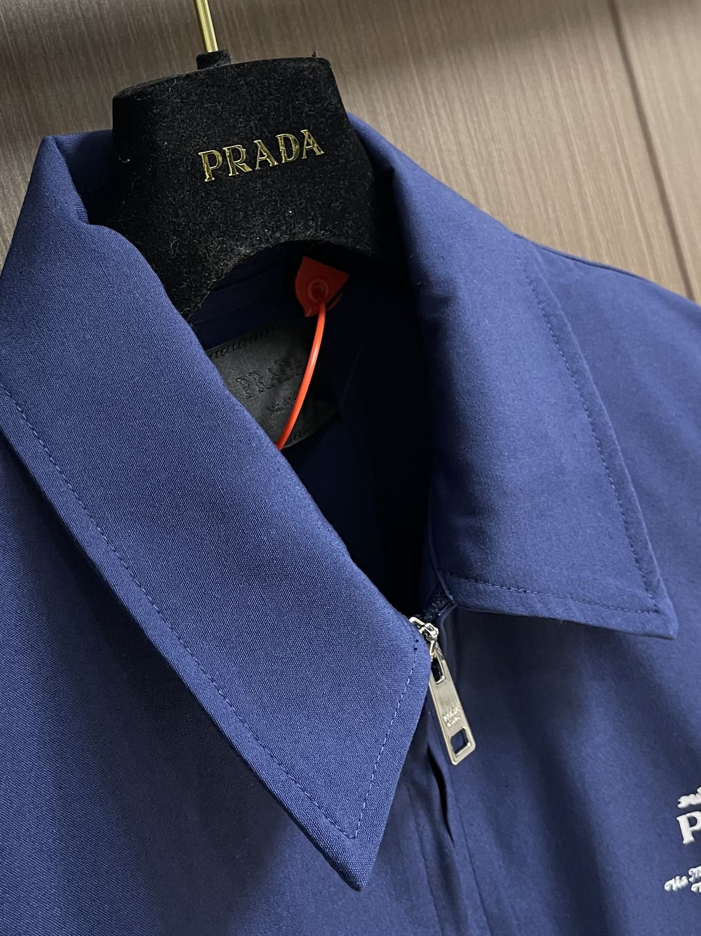 Prada 撞色印花徽标夹克外套 定制雅棉牛津纺 质感卓越 舒适贴肤 以一抹深邃蓝调为底 是沉淀后的优雅