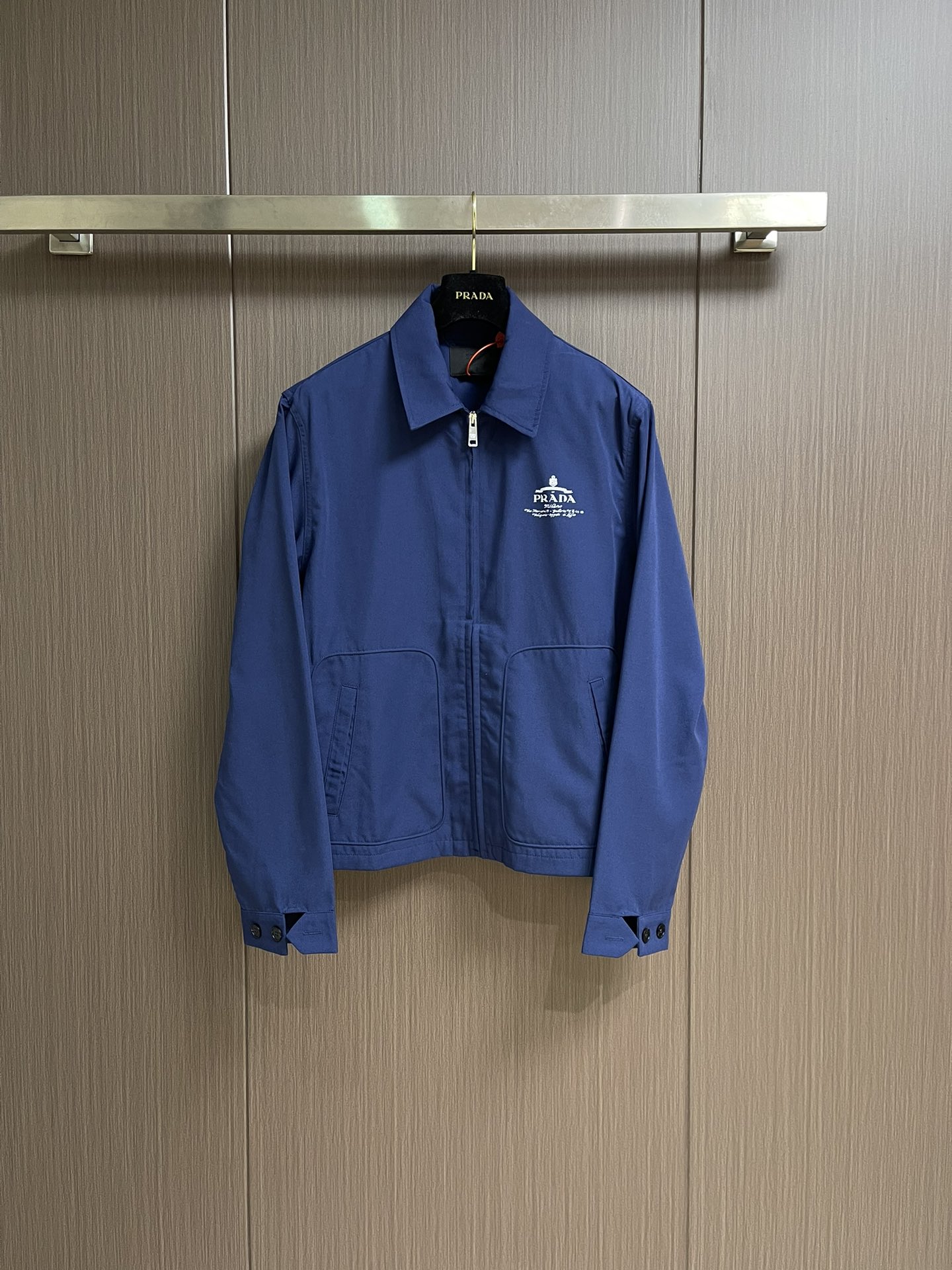 NO:522695,Prada contrast printed logo jacket custom-made elegant cotton Oxford spinning Excellent texture Comfort skin with a deep blues as the base, the elegance after precipitation, surging mystery and nobility. With contrasting letter logos, a unique fashion outline on the chest, low-key and powerful, continuing the classic neat lines of Prada. The square style meets the new style of minimalist workwear, interpreting the eternal charm with pure beauty S-XL 46-48-50-52,,prada,jackets & coats,jackets & coats,alexander wang19860909Prada 撞色印花徽标夹克外套 定制雅棉牛津纺 质感卓越 舒适贴肤 以一抹深邃蓝调为底 是沉淀后的优雅 涌动着神秘与高贵 凭借撞色字母徽标在胸前勾勒出别具一格的时尚轮廓 低调且有力 延续了Prada经典的利落线条 方正版型邂逅极简工装新风 以纯粹之美诠释着永恒的魅力 尺码S-XL 46-48-50-52,,prada,jackets & coats,jackets & coats,alexander wang,Men's clothing