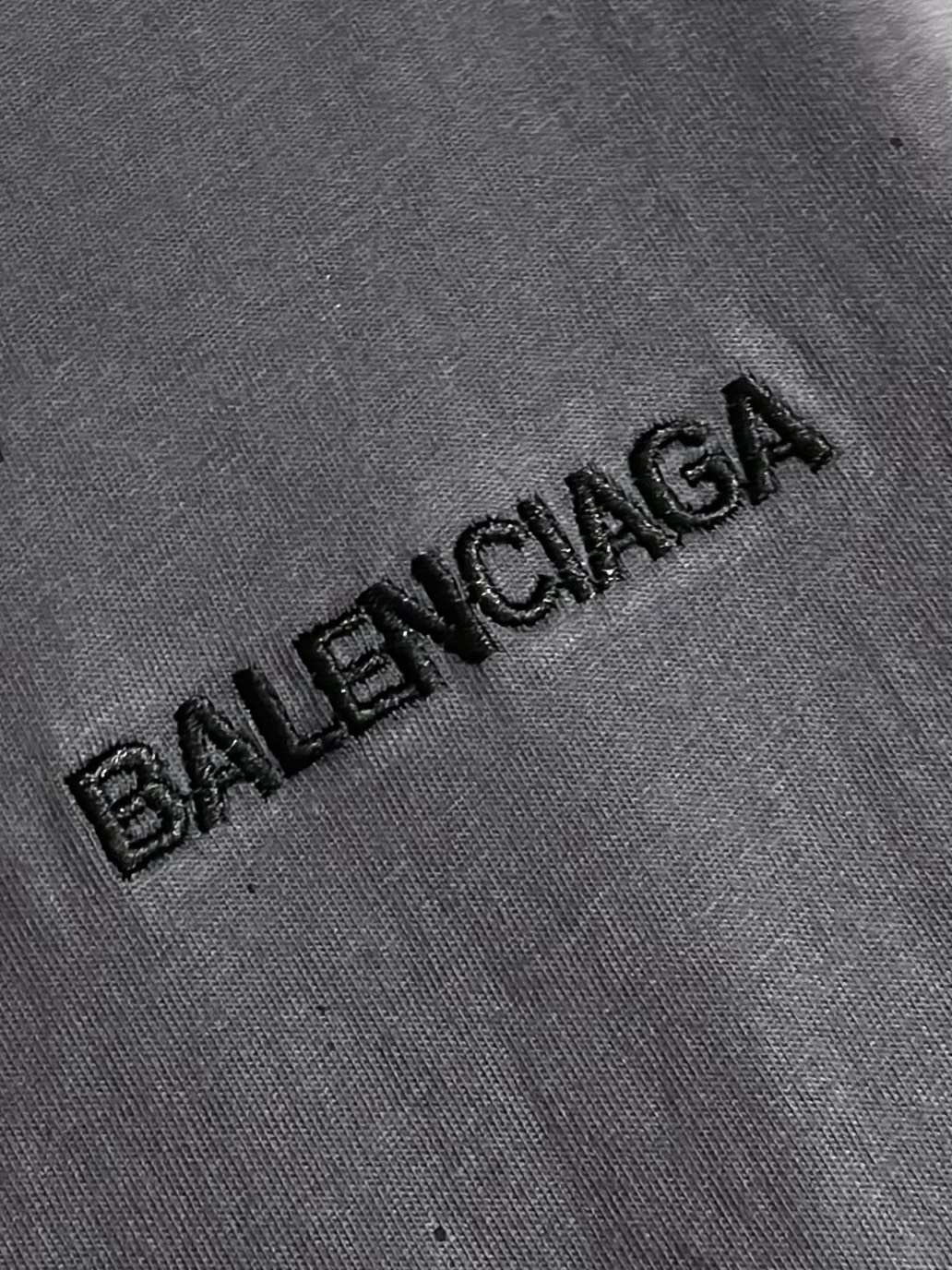 Balenciaga 油墨做旧刺绣短袖T恤，采用纯棉面料，衣身涂鸦喷漆做旧处理，进口机刺绣。整体走线平直