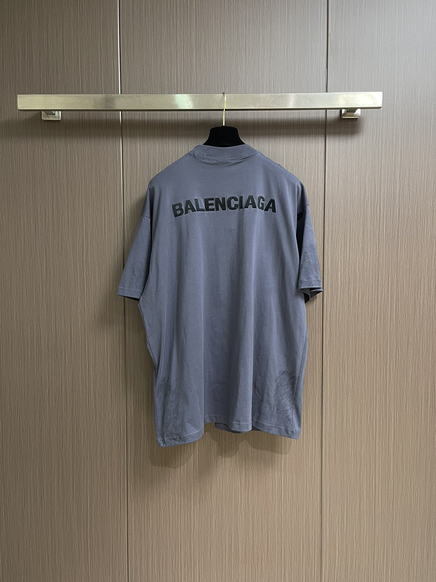 Balenciaga 油墨做旧刺绣短袖T恤，采用纯棉面料，衣身涂鸦喷漆做旧处理，进口机刺绣。整体走线平直