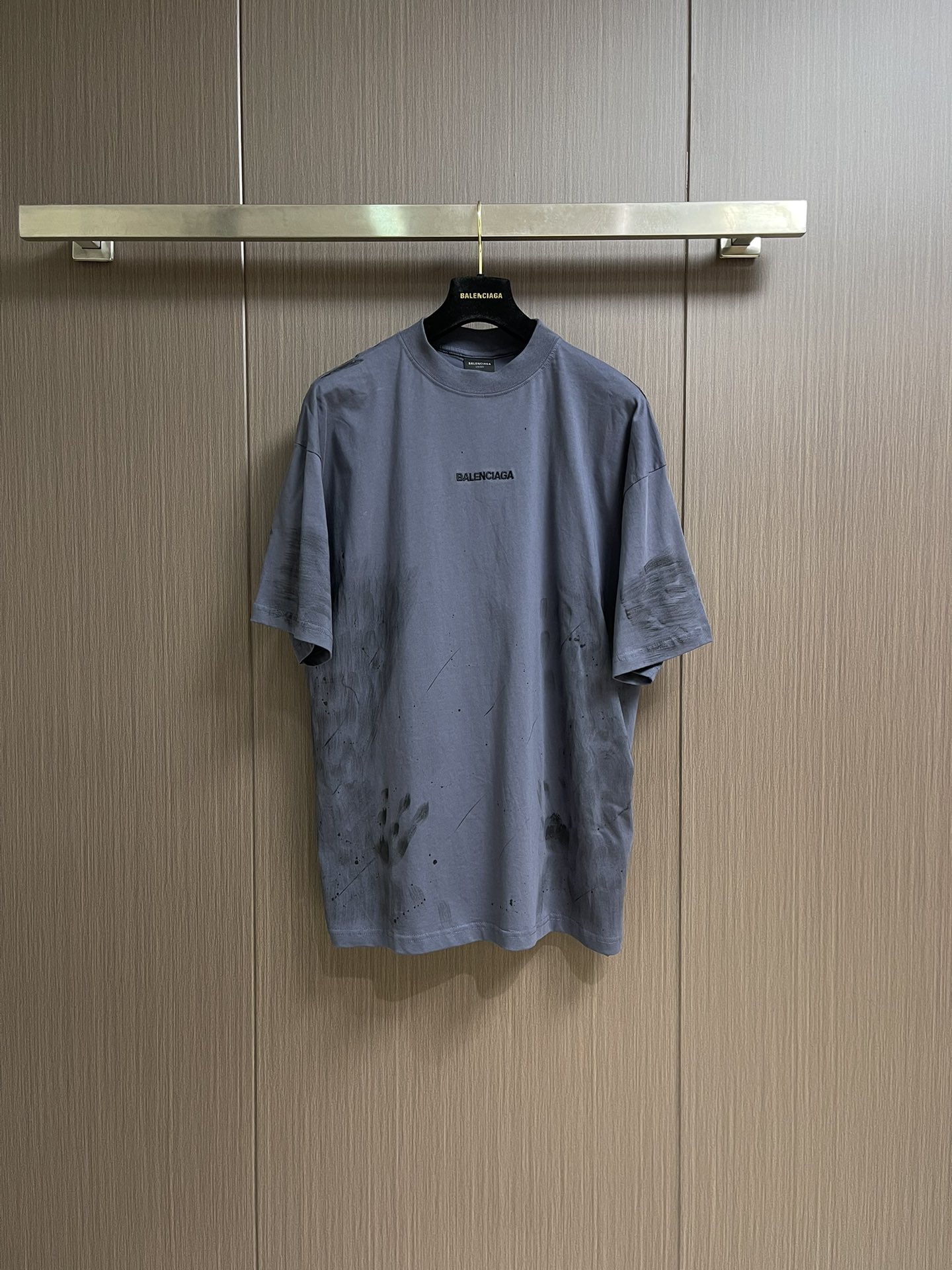 NO:522690,Balenciaga ink-made short-sleeved T-shirt, made of pure cotton fabric, graffiti spray painted and treated with imported machine embroidery. The overall thread is straight and delicate, the fabric is comfortable and soft, and the color is consistent and no color difference. It can be matched with the same style to create a fashionable look, control various occasions, customize auxiliary materials, complete three standards, and the same style for men and women!  Size XS-S-M, balenciaga, T-shirt,tees, t-shirt,alexander wang19860909Balenciaga 油墨做旧刺绣短袖T恤,采用纯棉面料,衣身涂鸦喷漆做旧处理,进口机刺绣.整体走线平直细腻,面料舒适柔软,颜色一致无色差 能与同款搭配营造时尚造型,驾驭各种场合,定制辅料,三标齐全,男女同款！尺码XS-S-M,,balenciaga,T-shirt,tees，t-shirt,alexander wang,Men's clothing