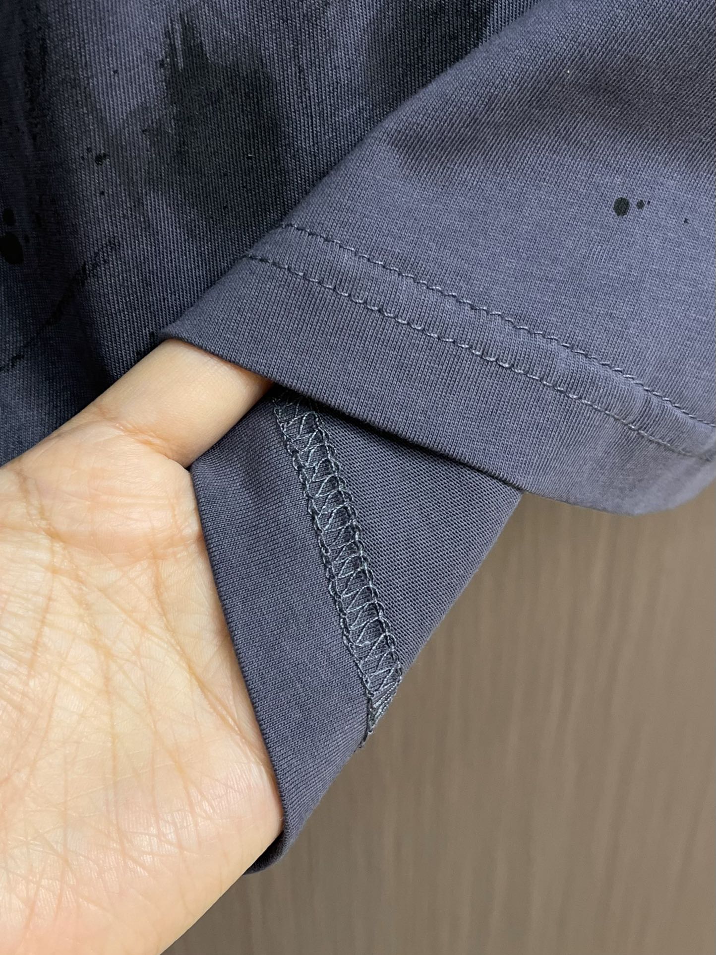 Balenciaga 油墨做旧刺绣短袖T恤，采用纯棉面料，衣身涂鸦喷漆做旧处理，进口机刺绣。整体走线平直