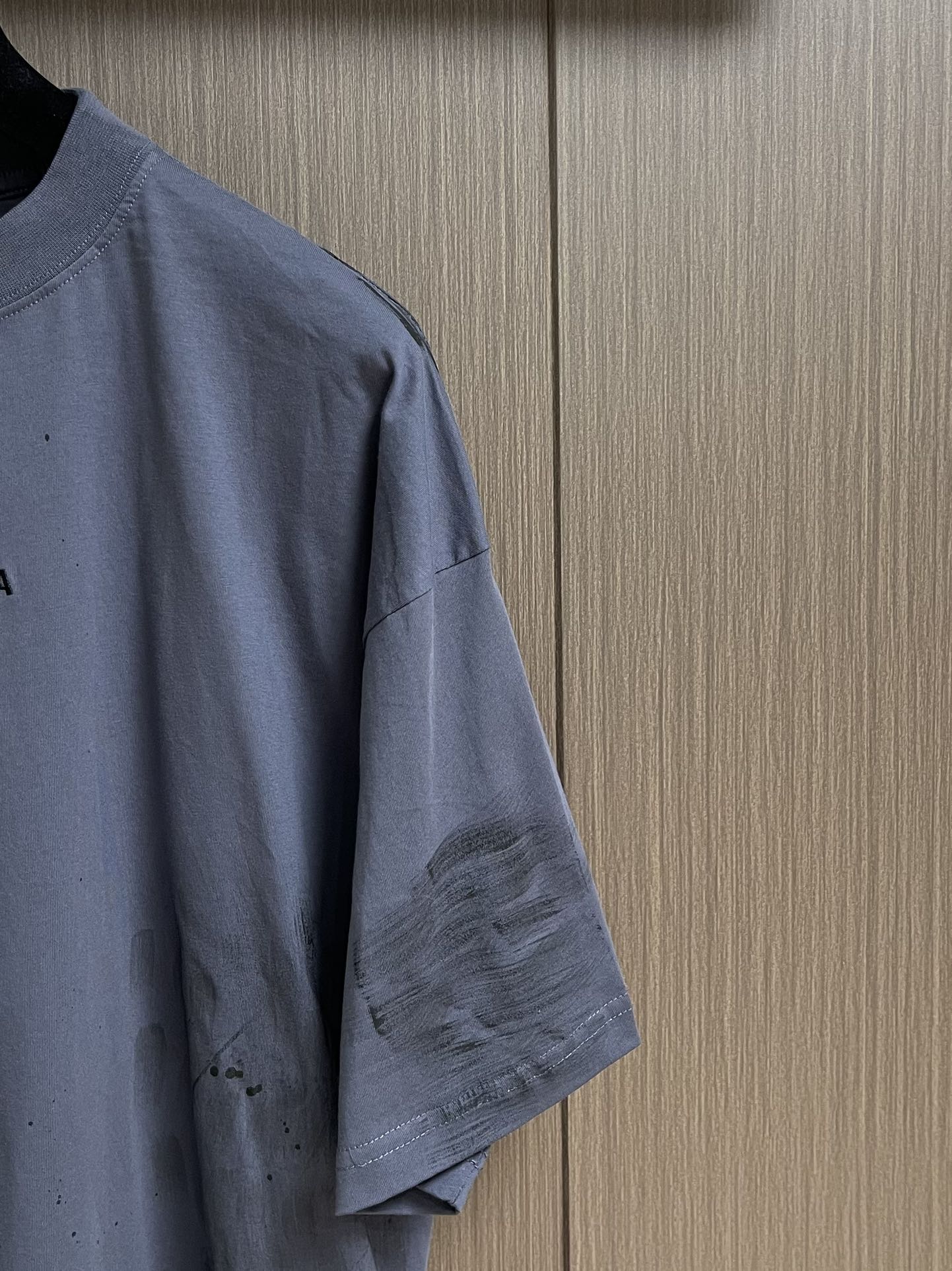 Balenciaga 油墨做旧刺绣短袖T恤，采用纯棉面料，衣身涂鸦喷漆做旧处理，进口机刺绣。整体走线平直