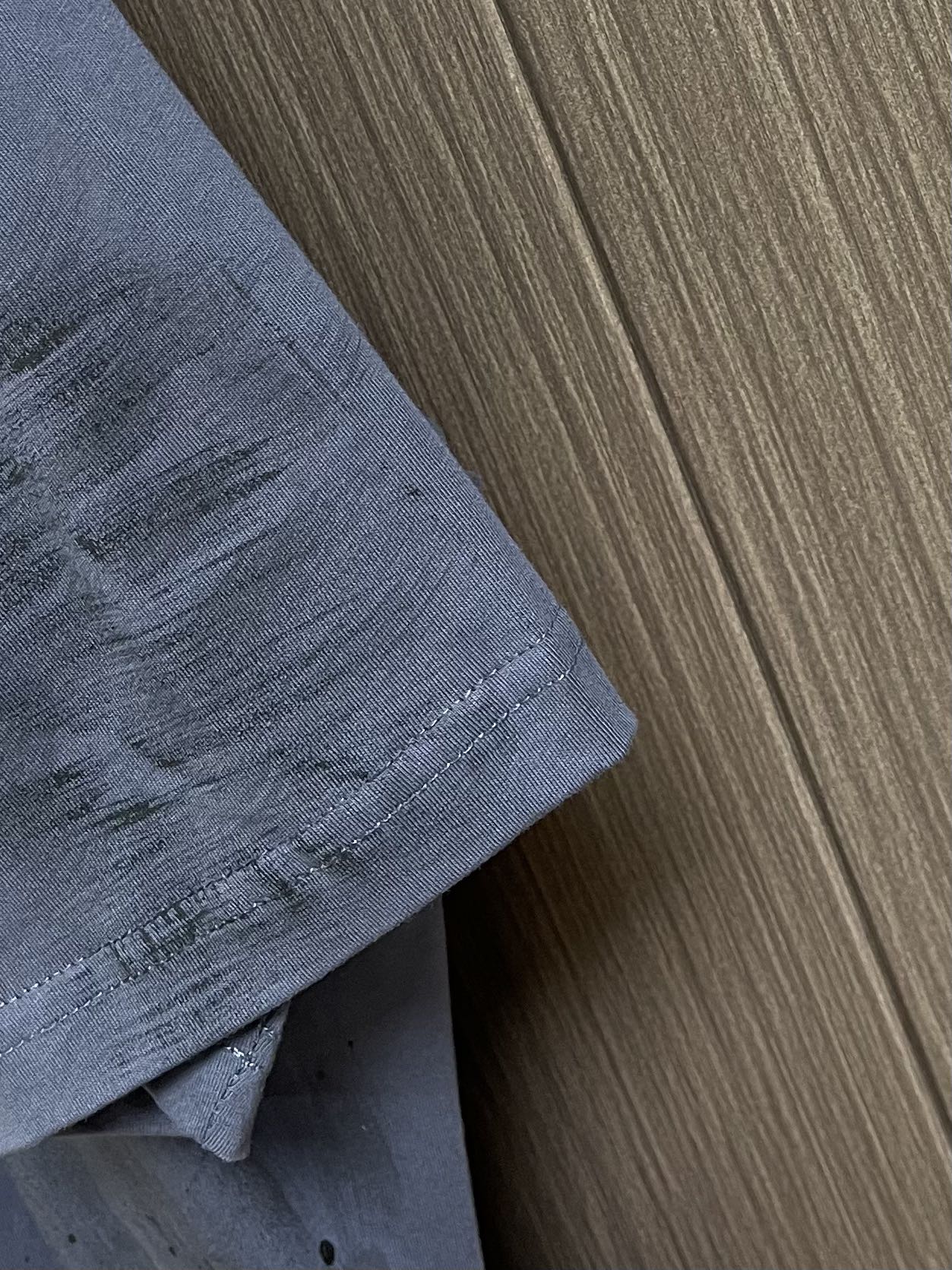 Balenciaga 油墨做旧刺绣短袖T恤，采用纯棉面料，衣身涂鸦喷漆做旧处理，进口机刺绣。整体走线平直