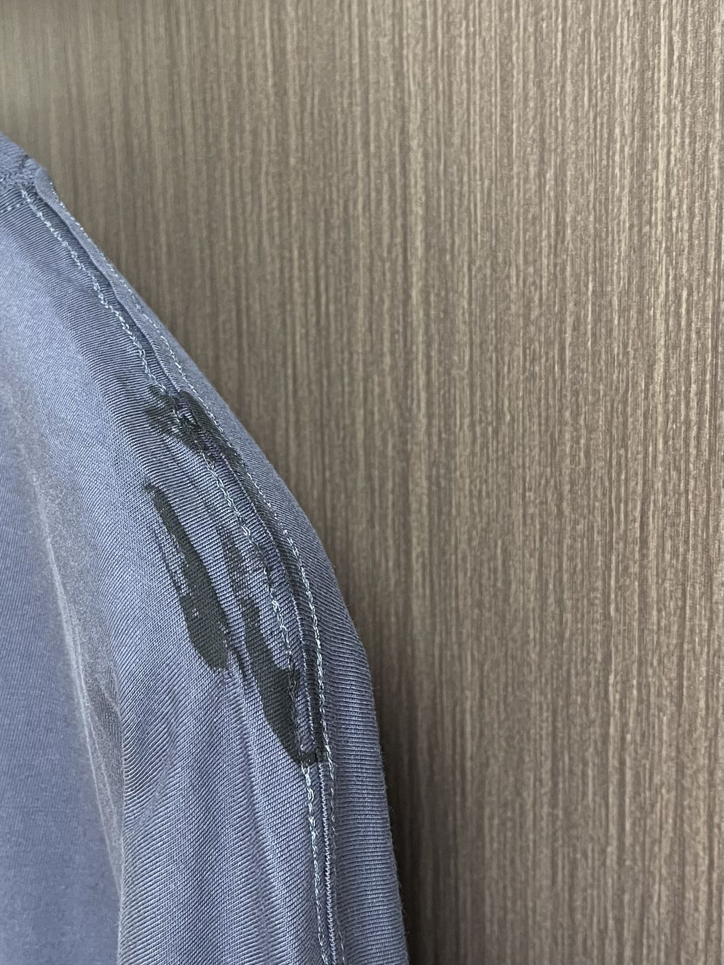 Balenciaga 油墨做旧刺绣短袖T恤，采用纯棉面料，衣身涂鸦喷漆做旧处理，进口机刺绣。整体走线平直