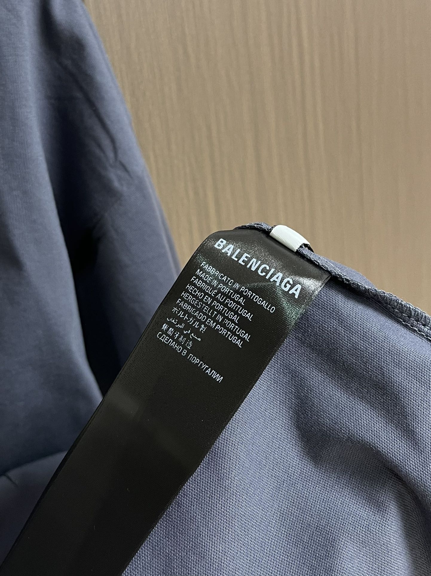 Balenciaga 油墨做旧刺绣短袖T恤，采用纯棉面料，衣身涂鸦喷漆做旧处理，进口机刺绣。整体走线平直