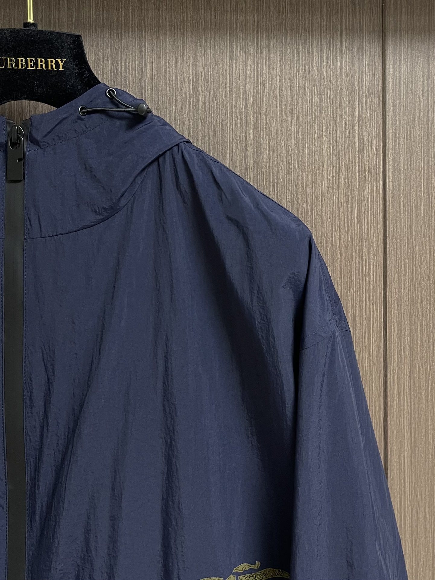 Burberry 战马贴布绣连帽防晒风衣外套，采用定制轻盈细格面料，面料自带微皱感，质感满满，照片很难拍
