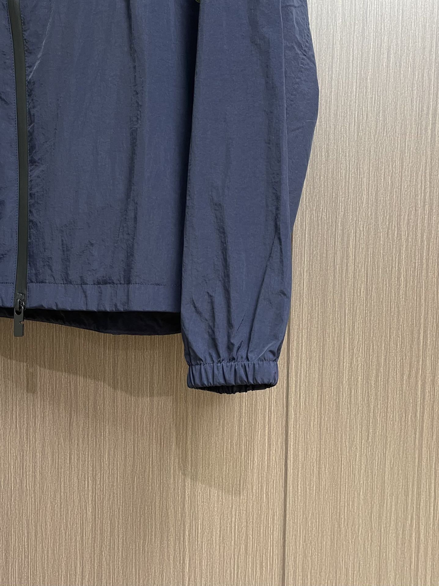 Burberry 战马贴布绣连帽防晒风衣外套，采用定制轻盈细格面料，面料自带微皱感，质感满满，照片很难拍