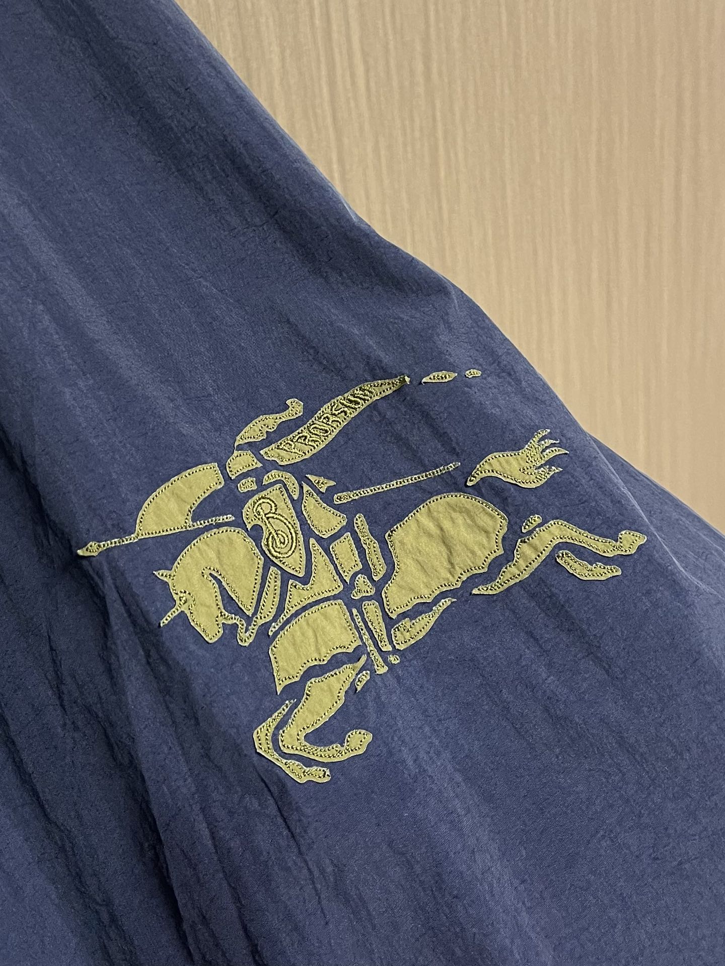 Burberry 战马贴布绣连帽防晒风衣外套，采用定制轻盈细格面料，面料自带微皱感，质感满满，照片很难拍