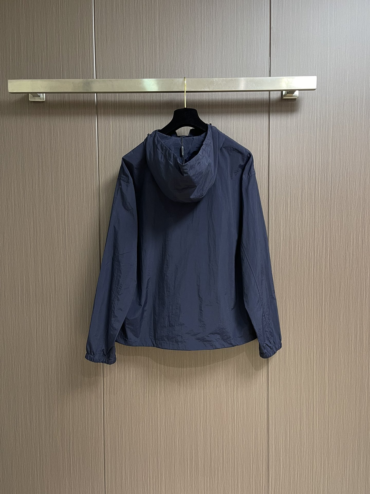 Burberry 战马贴布绣连帽防晒风衣外套，采用定制轻盈细格面料，面料自带微皱感，质感满满，照片很难拍