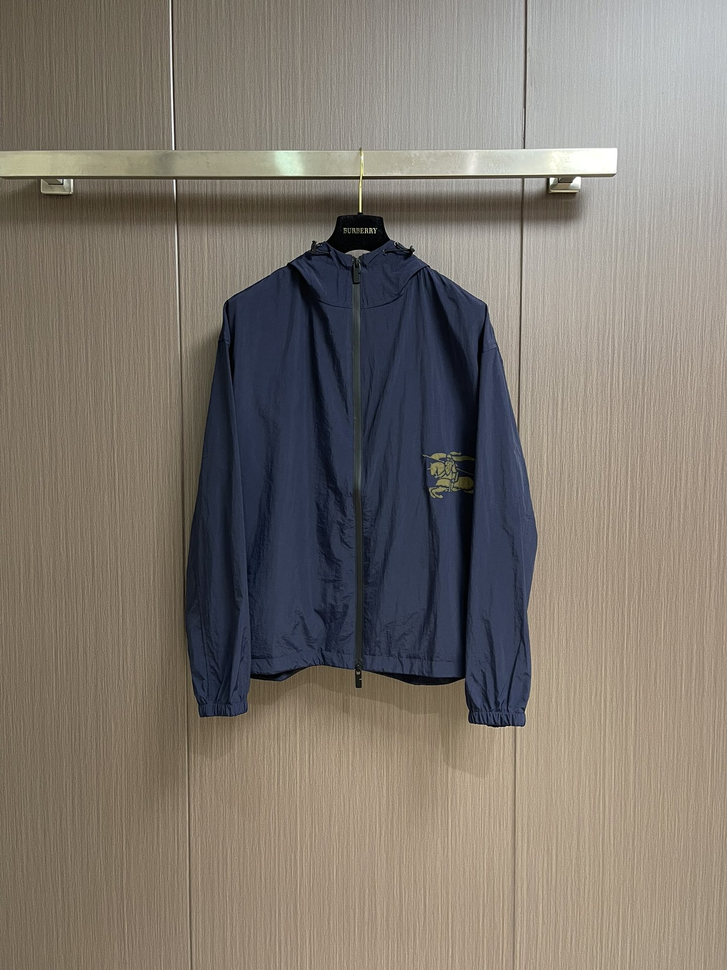 NO:530129,Burberry's war horse patch embroidered hooded sunscreen windbreaker jacket uses custom lightweight plaid fabric. The fabric has a slightly wrinkle-like texture and is full of texture. It is difficult to take a picture of texture!  The real thing is so good!  The original molded zipper, two-color corns, elastic buckles, and details are all the same as the original. The hem’s war horse logo embroidered patch is used to open the mold and then burn the flower to restore the YB effect. It can be matched with the lower parts of the same season to create a fashionable look, customized auxiliary materials, complete three standards, the same style as men and women!  Size S-XL, Burberry, Jackets & coats, Hats, Alexander wang19860909Burberry 战马贴布绣连帽防晒风衣外套,采用定制轻盈细格面料,面料自带微皱感,质感满满,照片很难拍出质感！实物好到爆！原版开模的拉链,双色鸡眼,弹力扣,细节都和原版,下摆战马徽标绣花贴布为开模再烧花还原YB效果,可与同季下装搭配营造时尚造型,定制辅料,三标齐全,男女同款！尺码S-XL,,burberry,jackets & coats,hats,alexander wang,Men's clothing