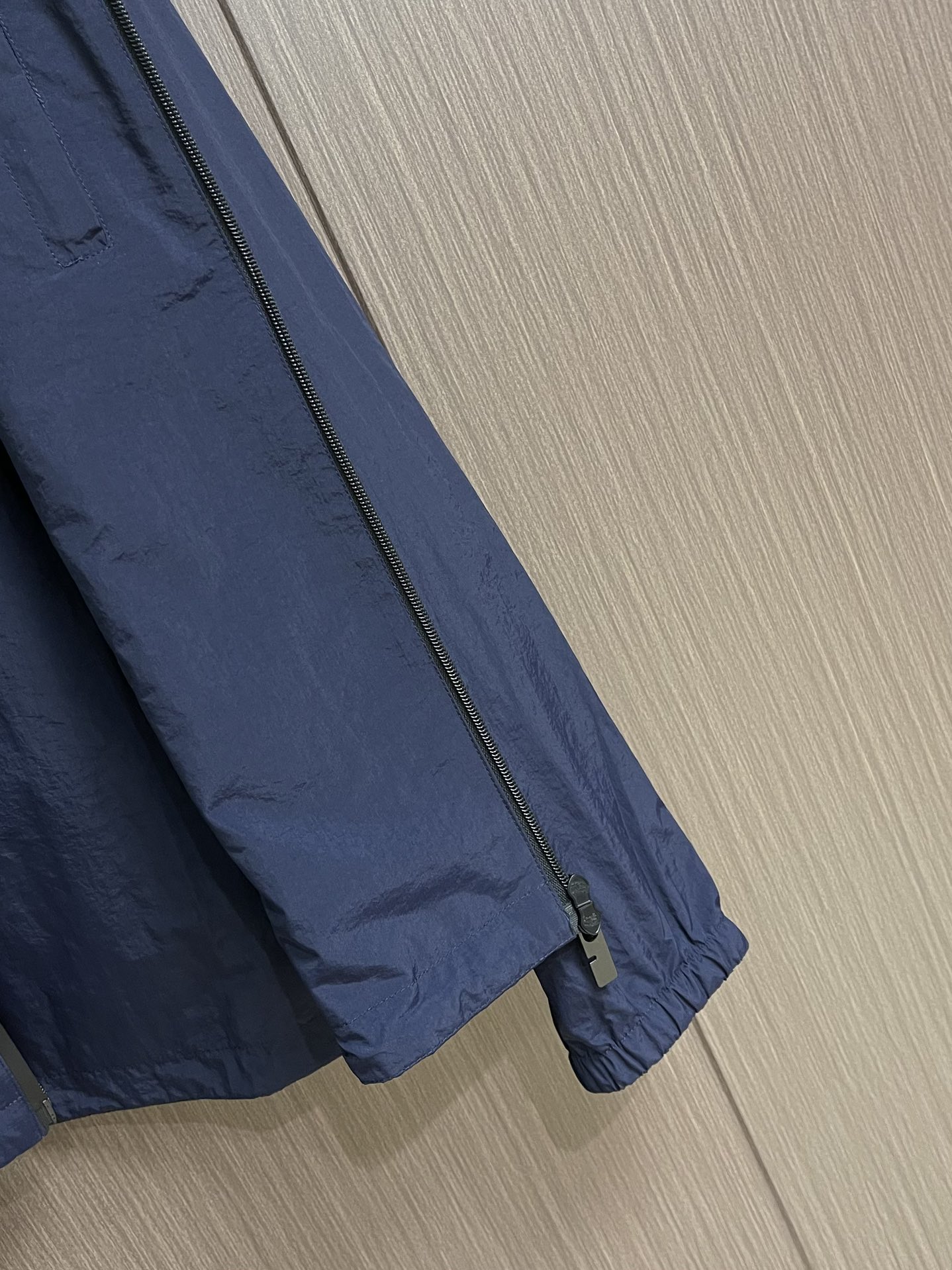 Burberry 战马贴布绣连帽防晒风衣外套，采用定制轻盈细格面料，面料自带微皱感，质感满满，照片很难拍