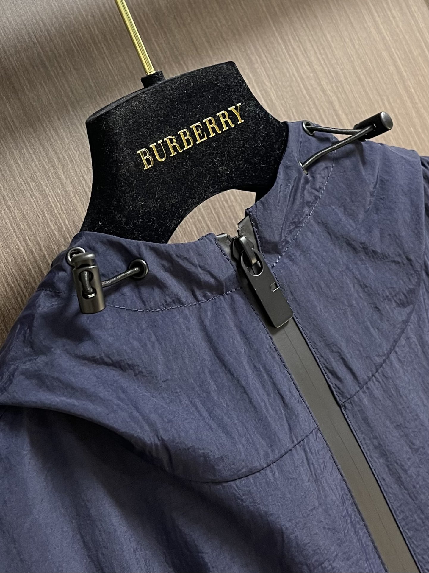 Burberry 战马贴布绣连帽防晒风衣外套，采用定制轻盈细格面料，面料自带微皱感，质感满满，照片很难拍