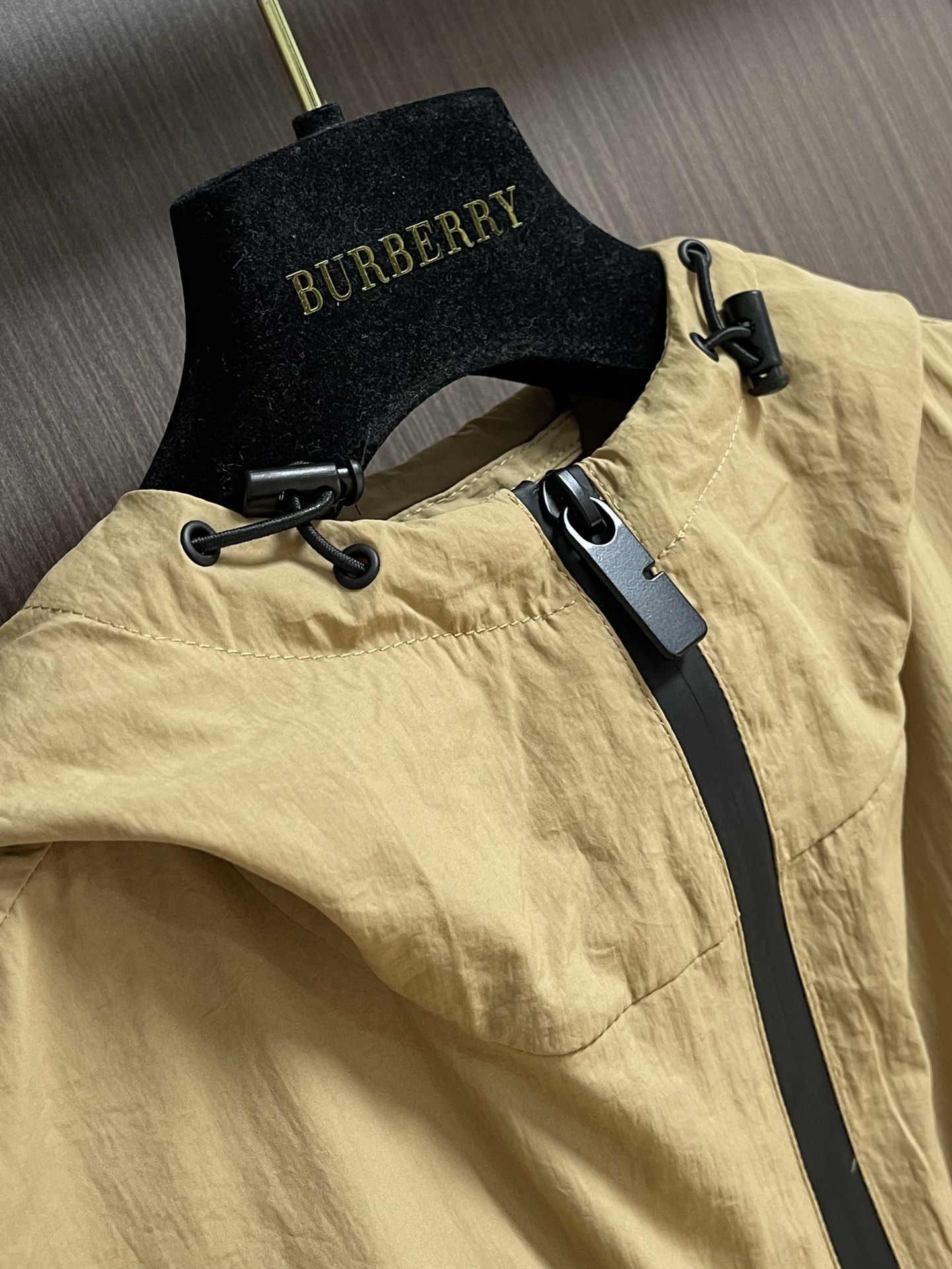 Burberry 战马贴布绣连帽防晒风衣外套，采用定制轻盈细格面料，面料自带微皱感，质感满满，照片很难拍