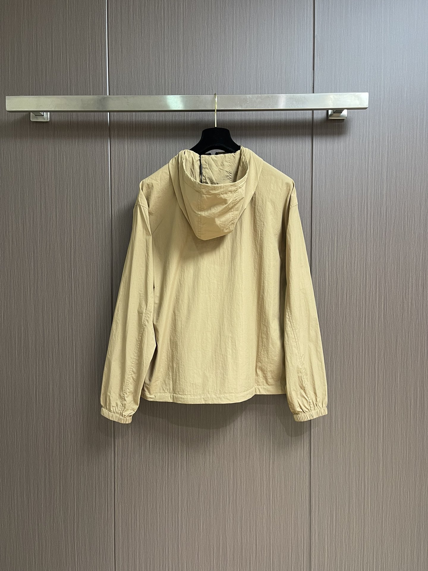 Burberry 战马贴布绣连帽防晒风衣外套，采用定制轻盈细格面料，面料自带微皱感，质感满满，照片很难拍