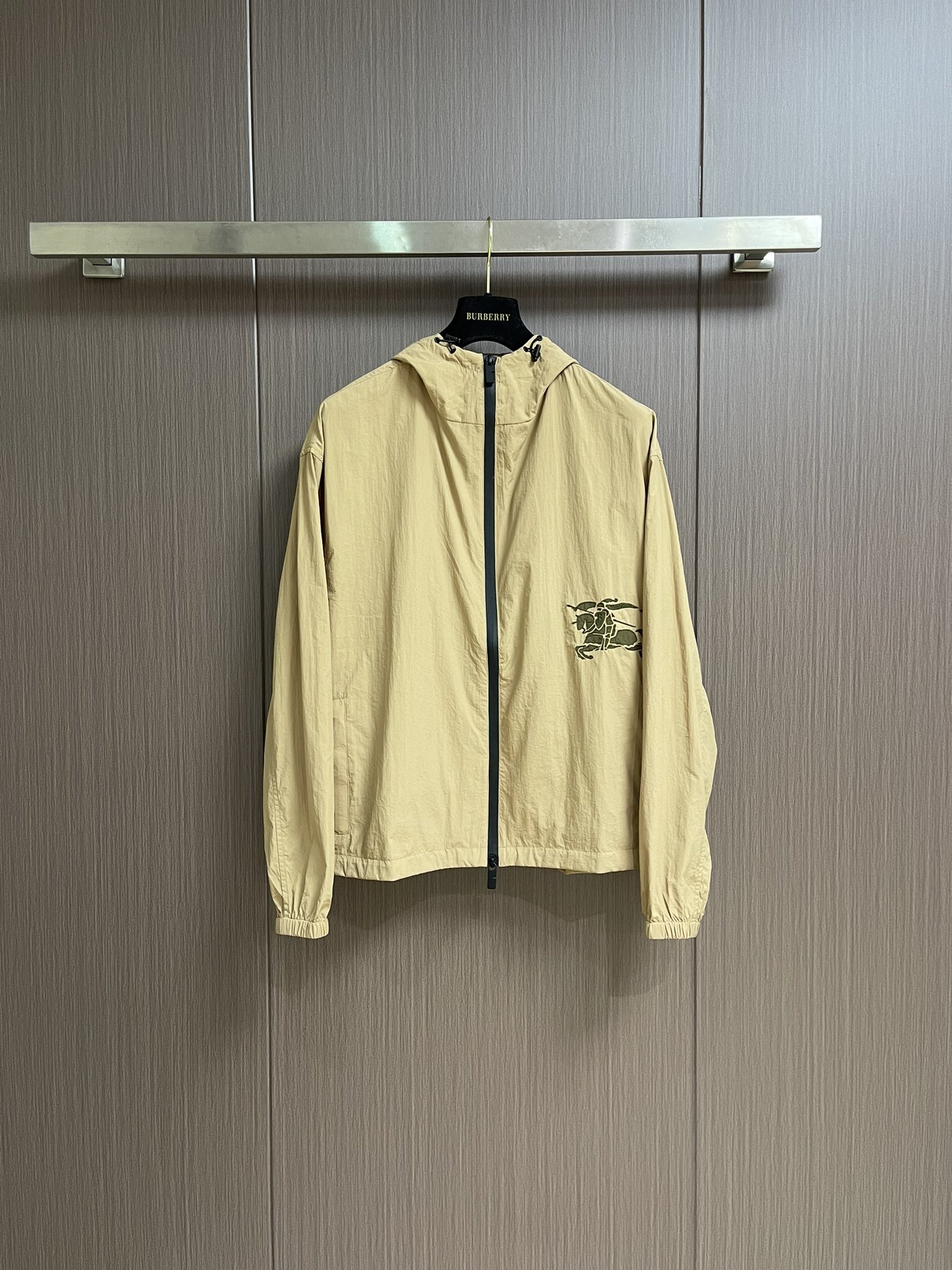 NO:529336,Burberry's war horse patch embroidered hooded sunscreen windbreaker jacket uses custom lightweight plaid fabric. The fabric has a slightly wrinkle-like texture and is full of texture. It is difficult to take a picture of texture!  The real thing is so good!  The original molded zipper, two-color corns, elastic buckles, and details are all the same as the original. The hem’s war horse logo embroidered patch is used to open the mold and then burn the flower to restore the YB effect. It can be matched with the lower parts of the same season to create a fashionable look, customized auxiliary materials, complete three standards, the same style as men and women!  Size S-XL, Burberry, Jackets & coats, Hats, Alexander wang19860909Burberry 战马贴布绣连帽防晒风衣外套,采用定制轻盈细格面料,面料自带微皱感,质感满满,照片很难拍出质感！实物好到爆！原版开模的拉链,双色鸡眼,弹力扣,细节都和原版,下摆战马徽标绣花贴布为开模再烧花还原YB效果,可与同季下装搭配营造时尚造型,定制辅料,三标齐全,男女同款！尺码S-XL,,burberry,jackets & coats,hats,alexander wang,Men's clothing