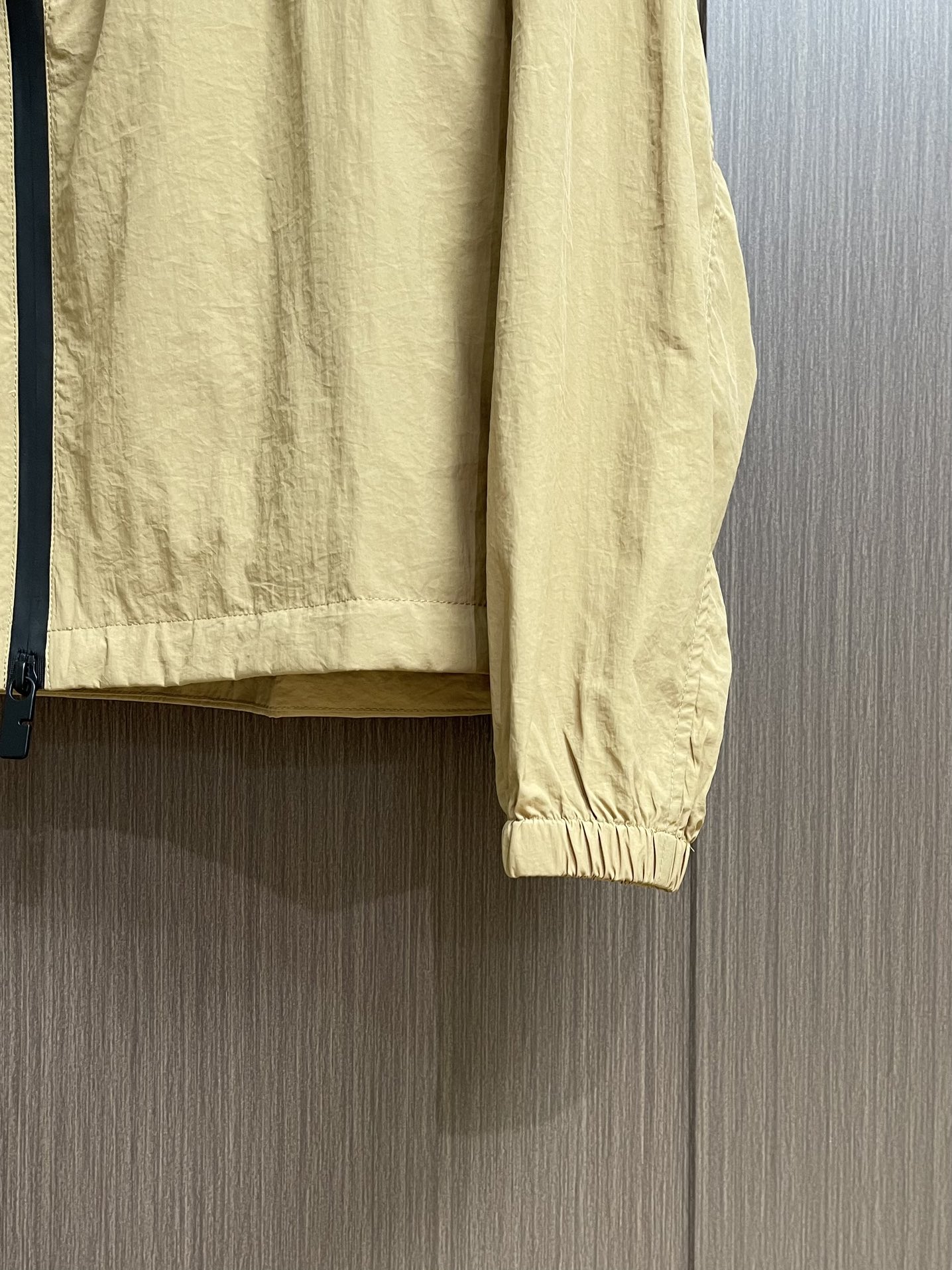 Burberry 战马贴布绣连帽防晒风衣外套，采用定制轻盈细格面料，面料自带微皱感，质感满满，照片很难拍