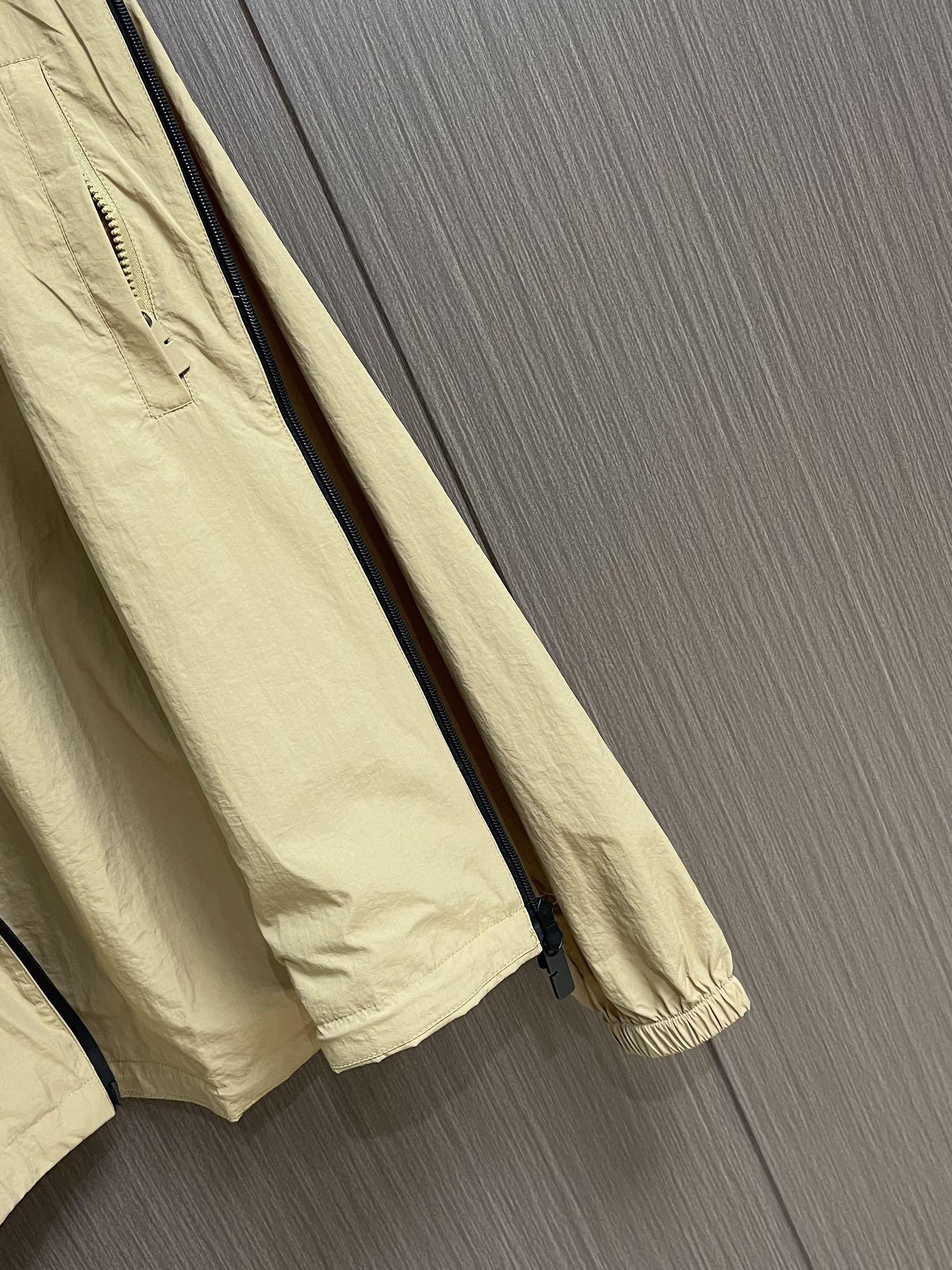 Burberry 战马贴布绣连帽防晒风衣外套，采用定制轻盈细格面料，面料自带微皱感，质感满满，照片很难拍