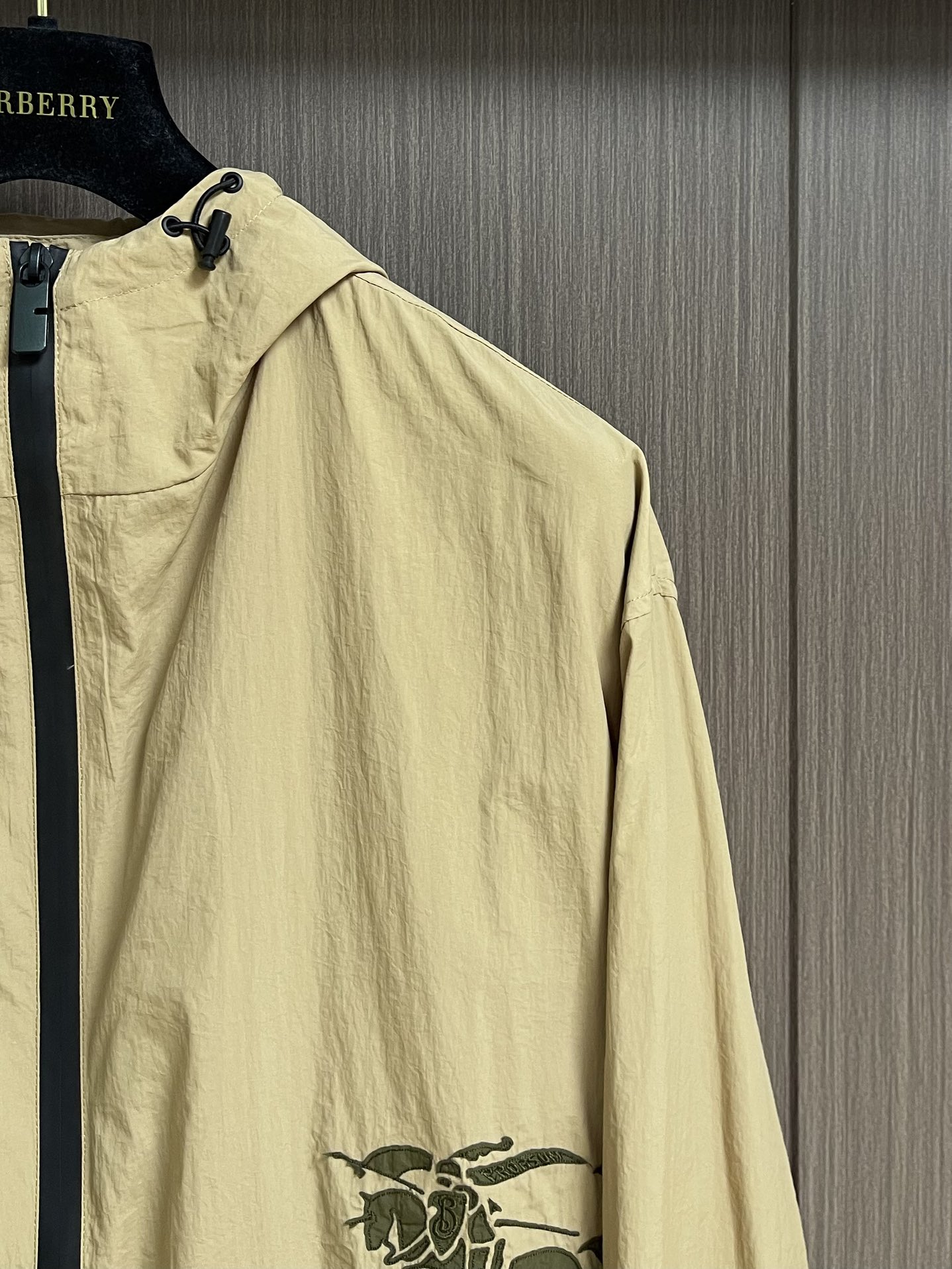 Burberry 战马贴布绣连帽防晒风衣外套，采用定制轻盈细格面料，面料自带微皱感，质感满满，照片很难拍