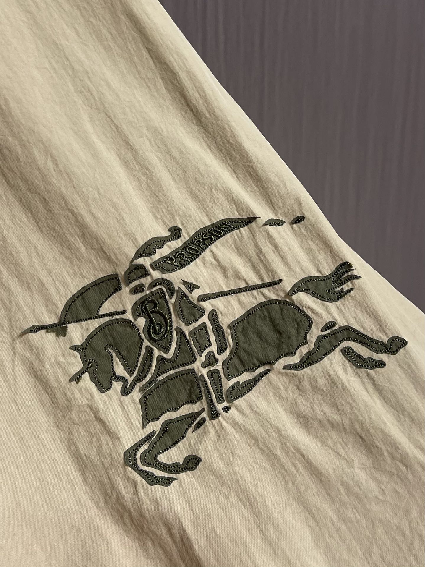 Burberry 战马贴布绣连帽防晒风衣外套，采用定制轻盈细格面料，面料自带微皱感，质感满满，照片很难拍