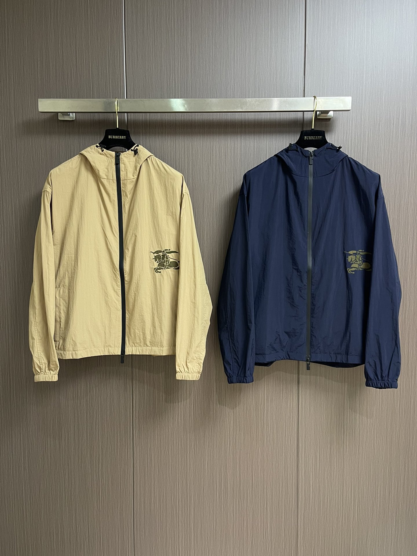 Burberry 战马贴布绣连帽防晒风衣外套，采用定制轻盈细格面料，面料自带微皱感，质感满满，照片很难拍