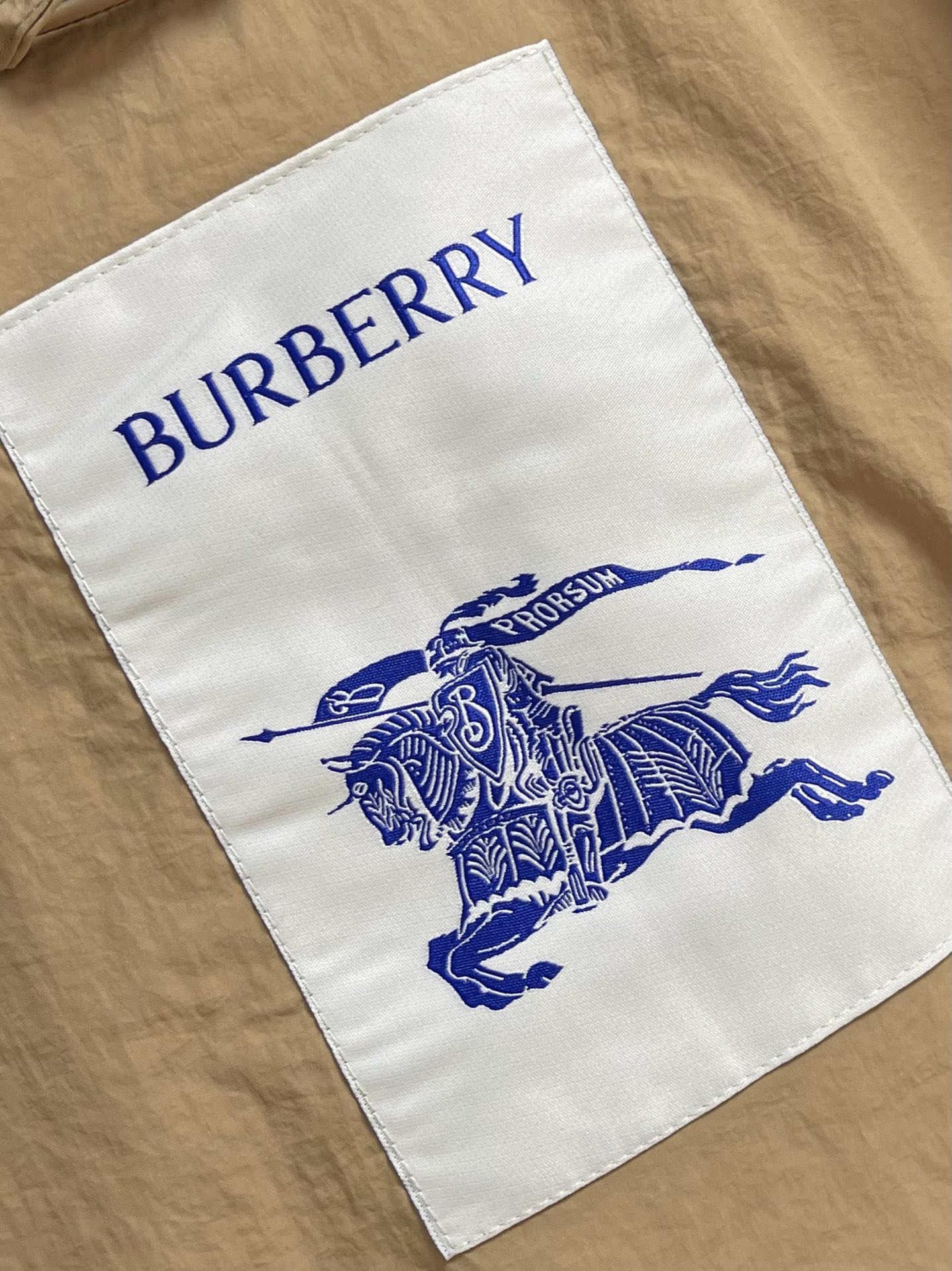 Burberry 战马贴布绣连帽防晒风衣外套，采用定制轻盈细格面料，面料自带微皱感，质感满满，照片很难拍