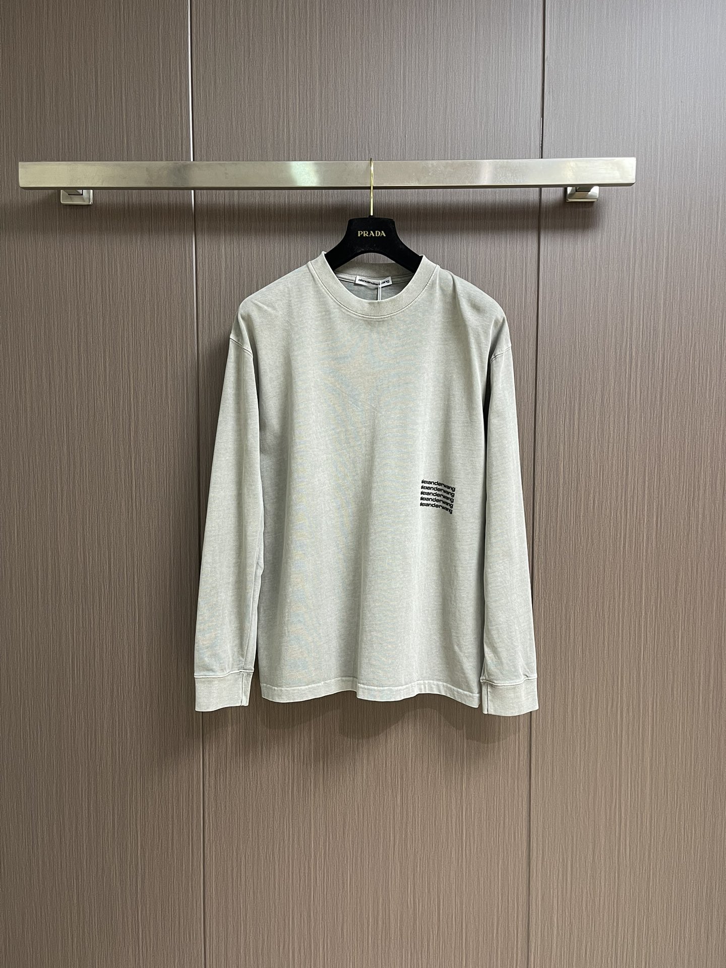 NO:521445,Alexander Wang 2025ss early autumn new round neck bottoming long-sleeved T-shirt classic slogan foaming process, fabric custom dyeing, heavy industry fried color and washing and old, soft and comfortable, non-pilling and undeformed, loose style, exquisite and durable, versatile, perfect details. Size S-XL S S shoulder width 48cm bust 114cm length 67cm size shoulder width 49.5cm bust 118cm length 69cm size L shoulder width 50.5cm bust 122cm length 71cm XL S shoulder width 52cm bust 126cm length 73cm, tees, t-shirt, alexander wang19860909Alexander Wang 2025ss早秋新款圆领打底长袖T恤 经典标语发泡工艺 面料定制定染重工炒色水洗做旧 手感柔软舒适 不起球不变形 宽松版型 精致耐看百搭款 完美细节.尺码S-XL S码肩宽48cm 胸围114cm 衣长67cm M码肩宽49.5cm 胸围118cm 衣长69cm L码肩宽50.5cm 胸围122cm 衣长71cm XL码肩宽52cm 胸围126cm 衣长73cm,,tees，t-shirt,alexander wang,Men's clothing