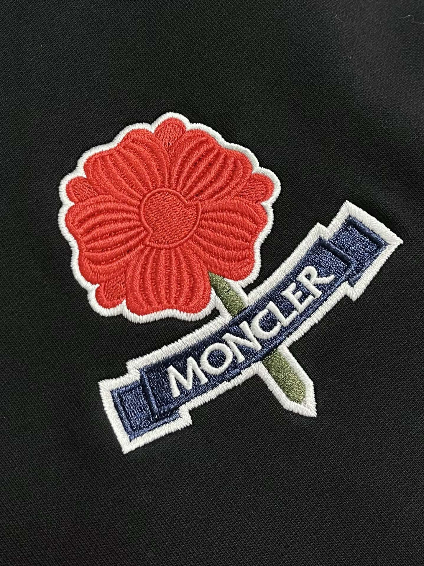 MONCLER 刺绣花朵徽标卫衣，面料采用380克双股纯棉毛圈。面料螺纹搭配1*1双纱螺纹。同缸配套定染
