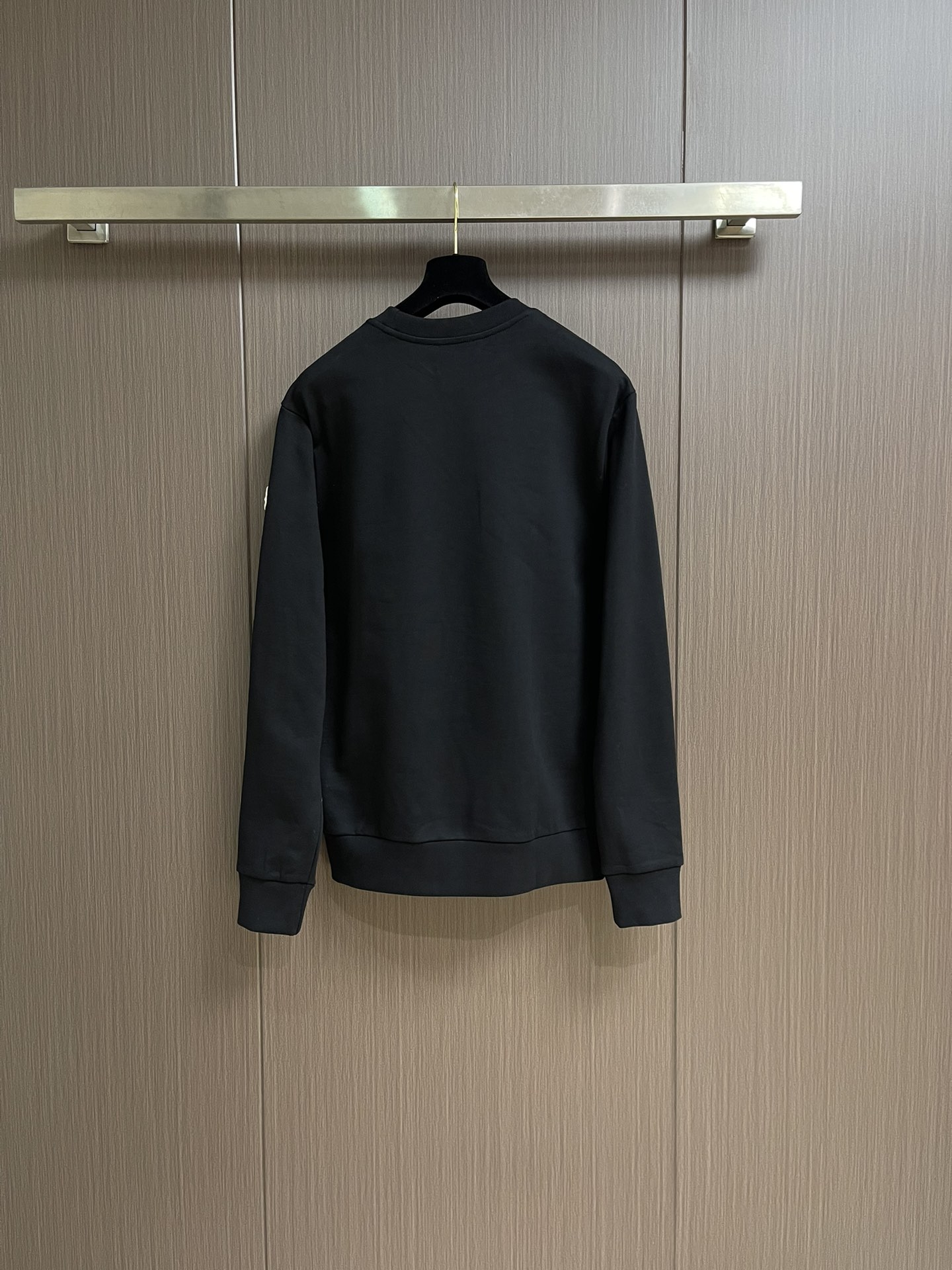 MONCLER 刺绣花朵徽标卫衣，面料采用380克双股纯棉毛圈。面料螺纹搭配1*1双纱螺纹。同缸配套定染