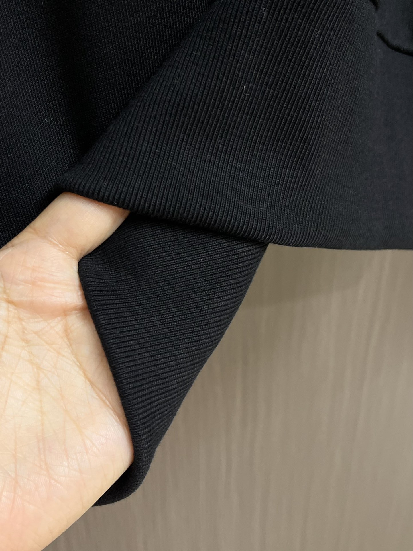 MONCLER 刺绣花朵徽标卫衣，面料采用380克双股纯棉毛圈。面料螺纹搭配1*1双纱螺纹。同缸配套定染