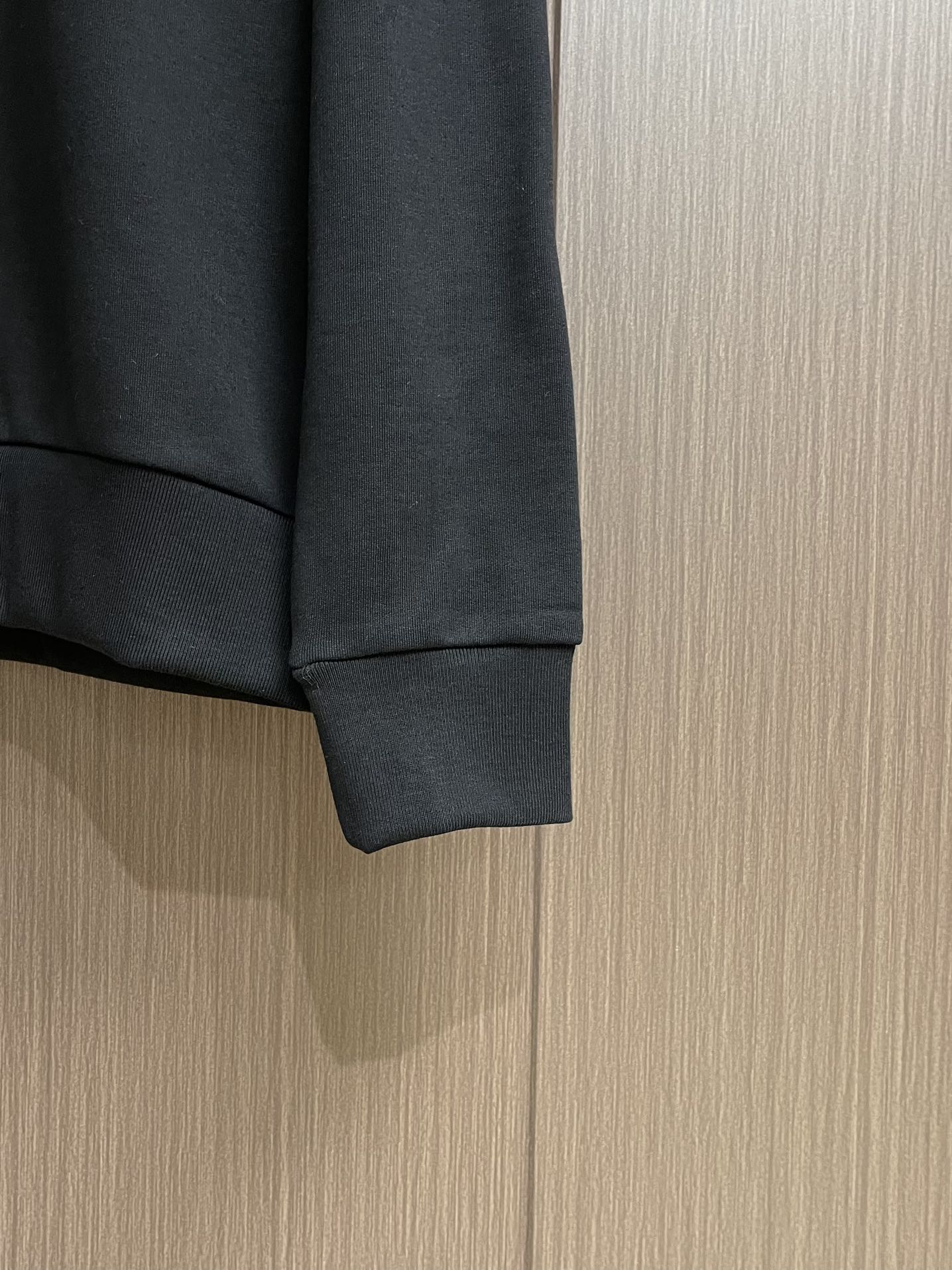 MONCLER 刺绣花朵徽标卫衣，面料采用380克双股纯棉毛圈。面料螺纹搭配1*1双纱螺纹。同缸配套定染