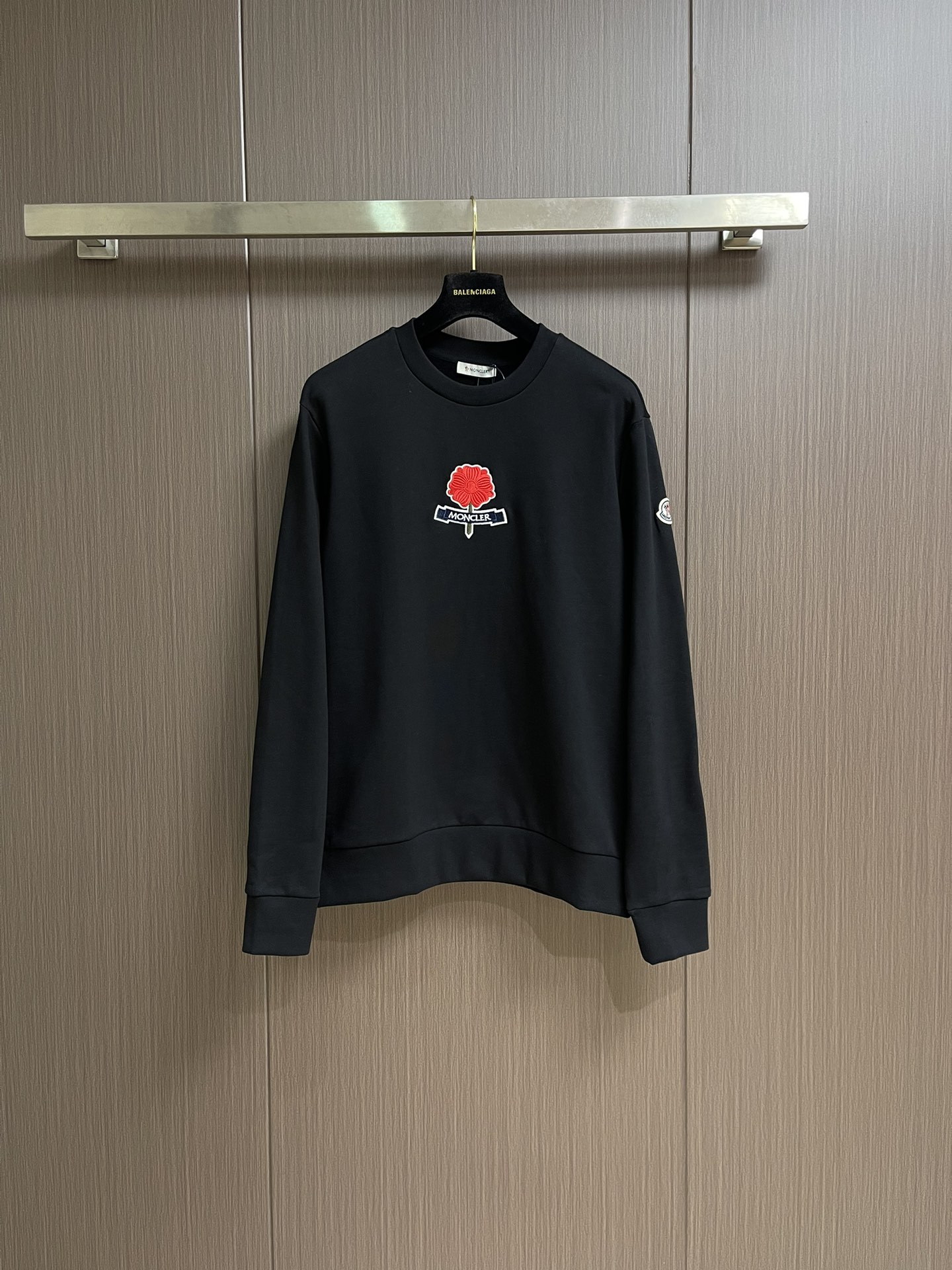 NO:531228,MONCLER embroidered flower logo sweatshirt, fabric is made of 380g double stranded cotton terry. The fabric thread is matched with 1*1 double yarn thread. The same cylinder is equipped with fixed dyeing. The embroidery uses 3D three-dimensional embroidery technology, and the original scanning and printing is restored 1:1. The flower has a brand logo icon in the middle, and MONCLER embroidery picture. The design of this cotton blend is inspired by the city emblem of Grenoble, decorated with floral logo patches. It can be matched with the same style and to create a casual look. Size S-XL, hoodie, sweatshirts, alexander wang19860909MONCLER 刺绣花朵徽标卫衣,面料采用380克双股纯棉毛圈.面料螺纹搭配1*1双纱螺纹.同缸配套定染.刺绣采用3D立体刺绣工艺,原版扫描打印1:1还原.花朵中间带有品牌标识图标,同时带有MONCLER 刺绣图.这款棉质混纺的设计灵感源自格勒诺布尔市（Grenoble）的市徽,饰有花卉标识贴片.可搭配同款和,打造休闲.尺码S-XL,,hoodie,sweatshirts,alexander wang,Men's clothing