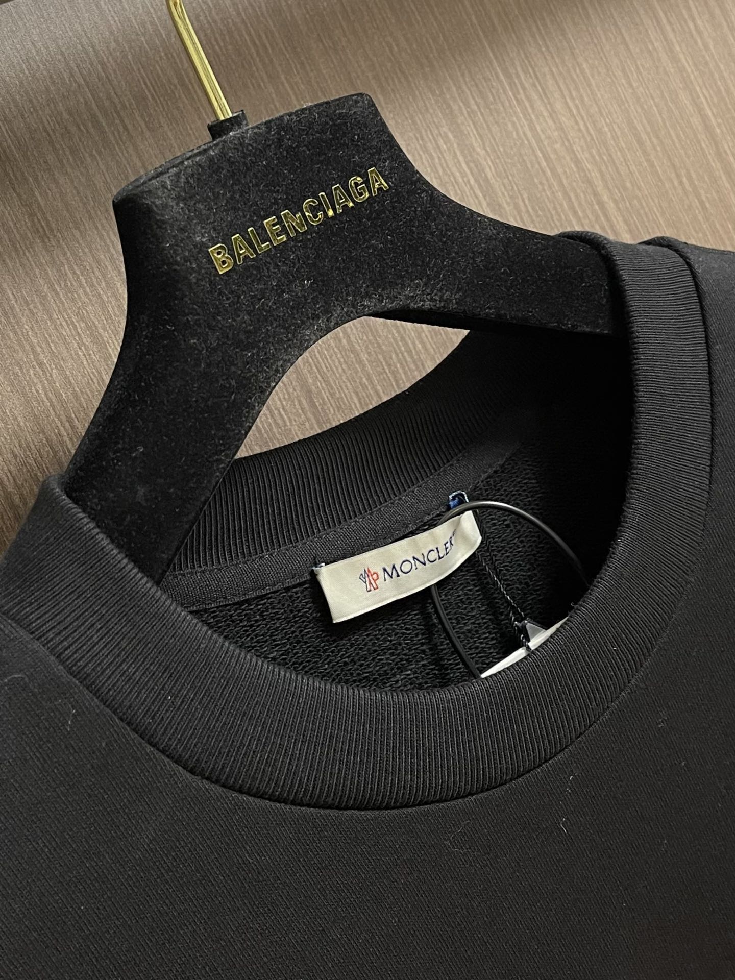 MONCLER 刺绣花朵徽标卫衣，面料采用380克双股纯棉毛圈。面料螺纹搭配1*1双纱螺纹。同缸配套定染