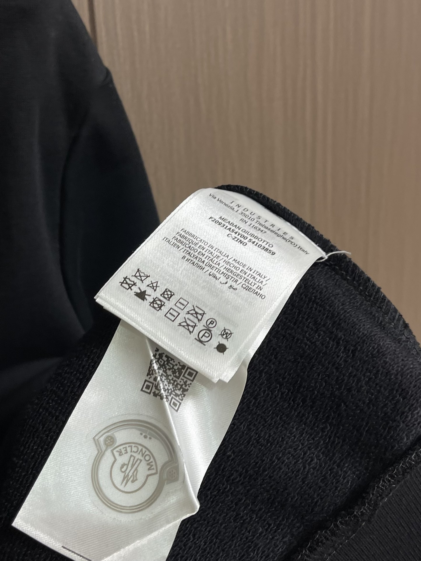 MONCLER 刺绣花朵徽标卫衣，面料采用380克双股纯棉毛圈。面料螺纹搭配1*1双纱螺纹。同缸配套定染