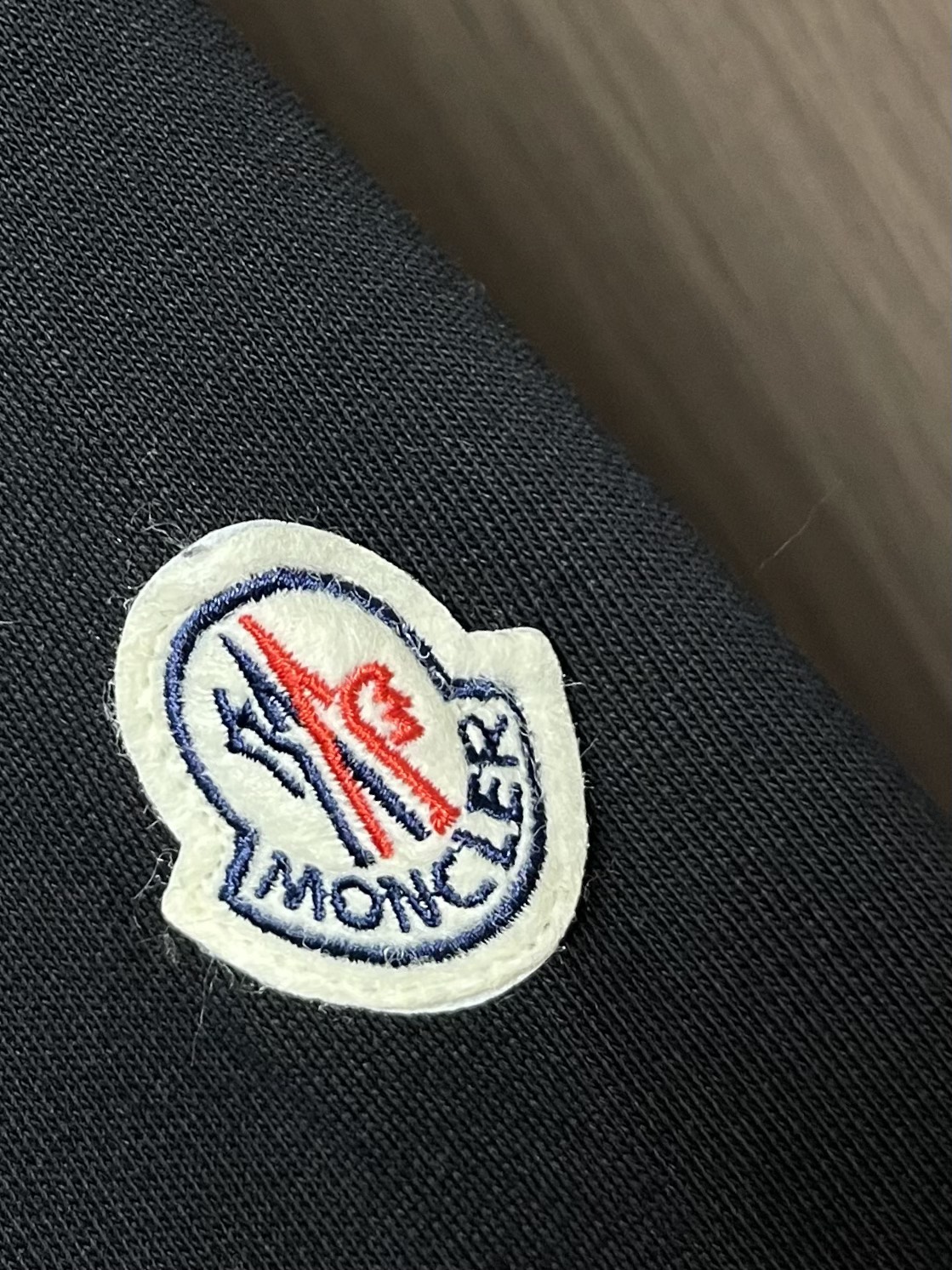 MONCLER 刺绣花朵徽标卫衣，面料采用380克双股纯棉毛圈。面料螺纹搭配1*1双纱螺纹。同缸配套定染