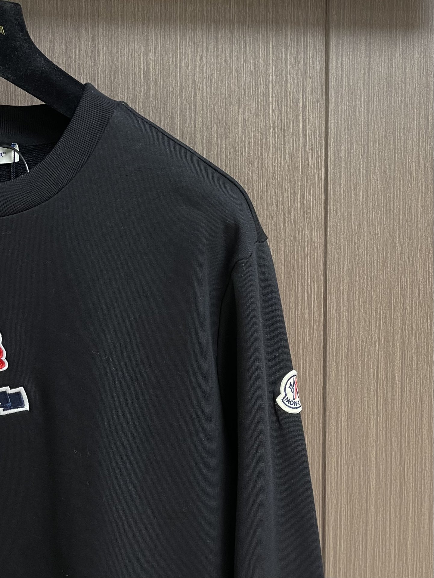 MONCLER 刺绣花朵徽标卫衣，面料采用380克双股纯棉毛圈。面料螺纹搭配1*1双纱螺纹。同缸配套定染