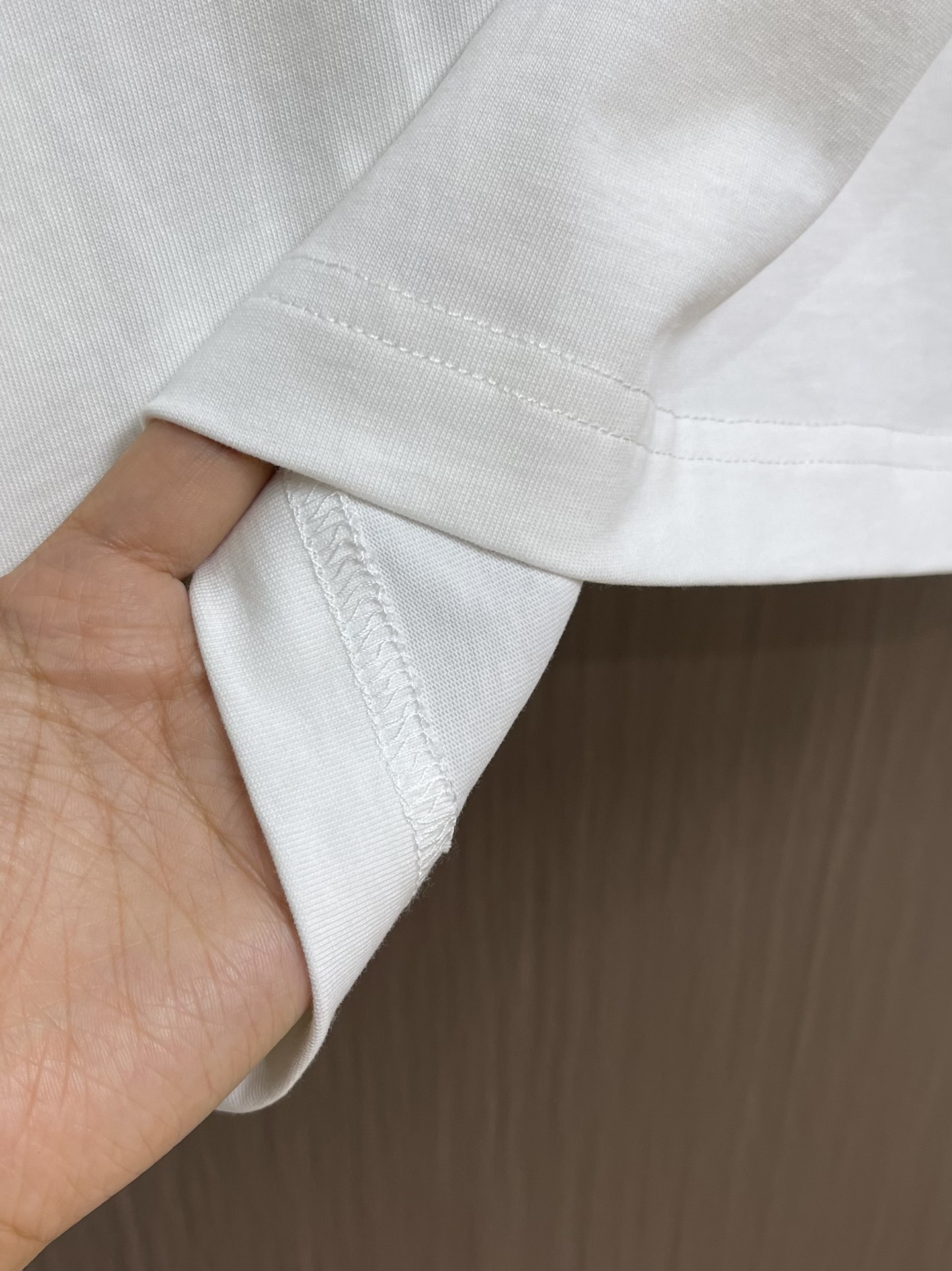 Alexander wang 亚力山大王徽标长袖T恤，采用230克水洗棉质面料匠心制作，质感卓越上身超级